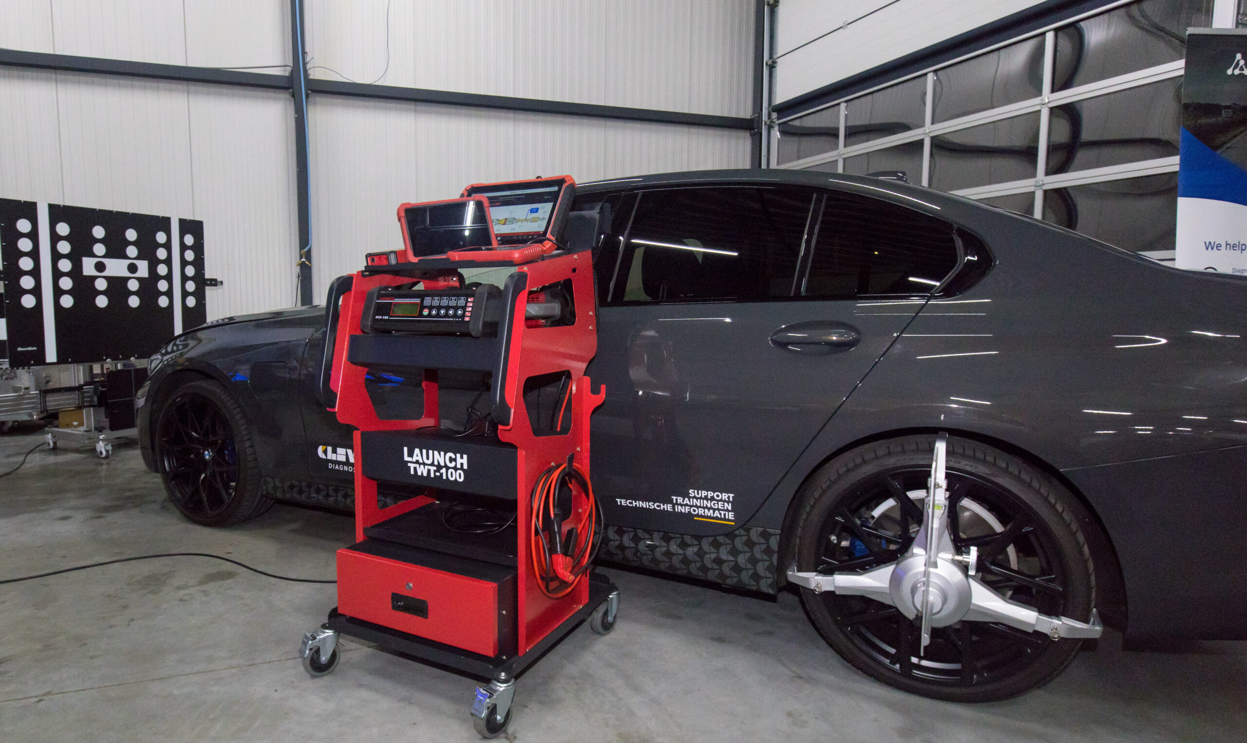 AA Equipment levert verschillende soorten apparatuur en support voor ADAS-kalibratie.