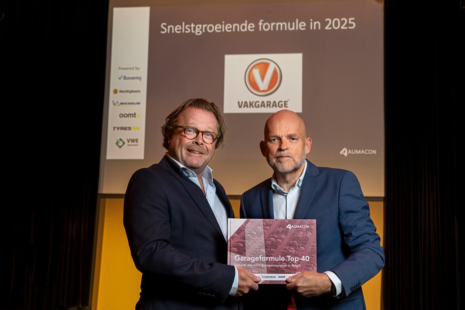Ton Sieljes, formulemanager van Autovakmeester, reikt het eerste exemplaar van het nieuwe Top-40 rapport uit aan ChrisJan Lammerts, marketingmanager van Vakgarage Nederland.
