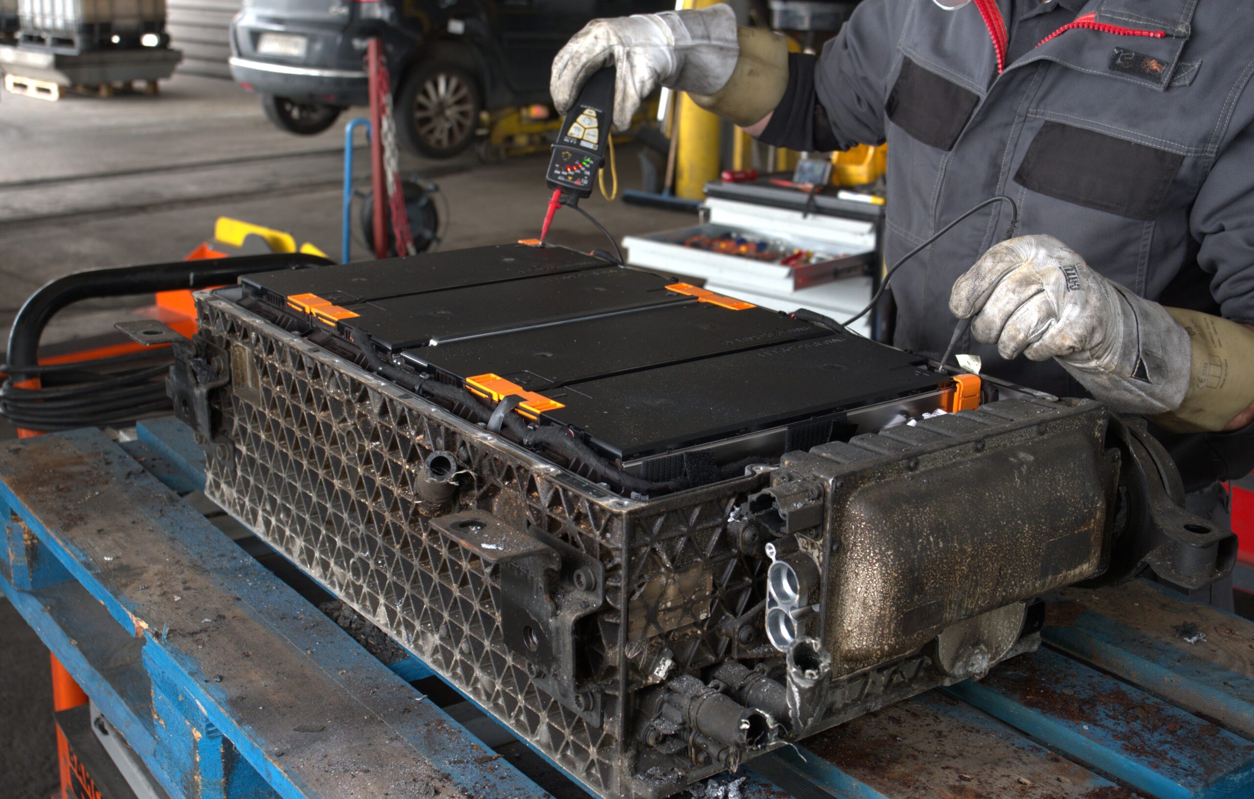 Na brand, mechanische schade of waterinwerking bestaan vaak geen gevalideerde fabrieksprocedures meer voor veilig werken aan EV-batterijen. In dat gat springt .HEV4-Risk Expert. 