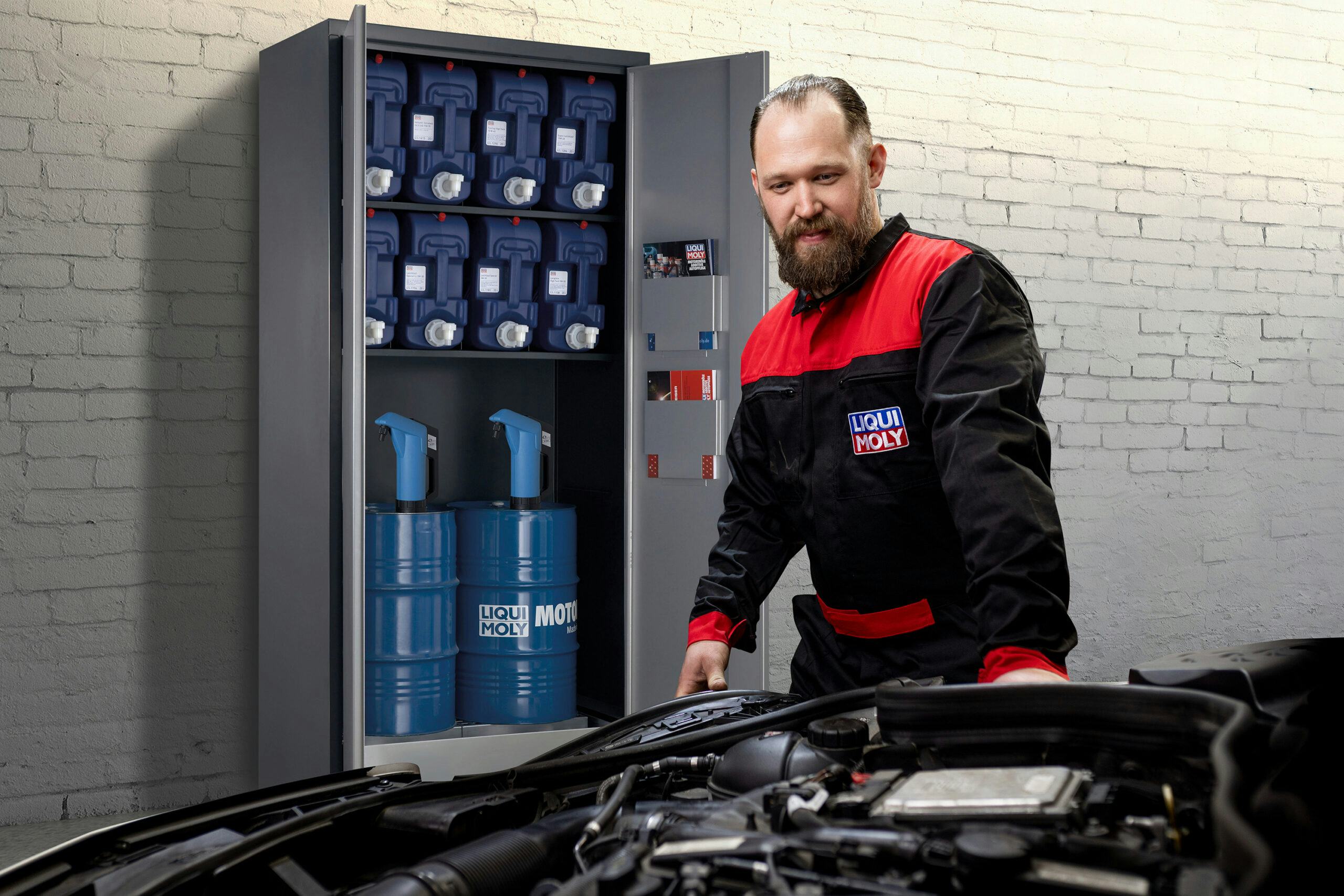 Gebruik je veel verschillende typen motorolie? Dan kan deze voorraadkast een uitkomst zijn. Je kunt er een of twee 60 liter vaten en verschillende jerrycans in kwijt.