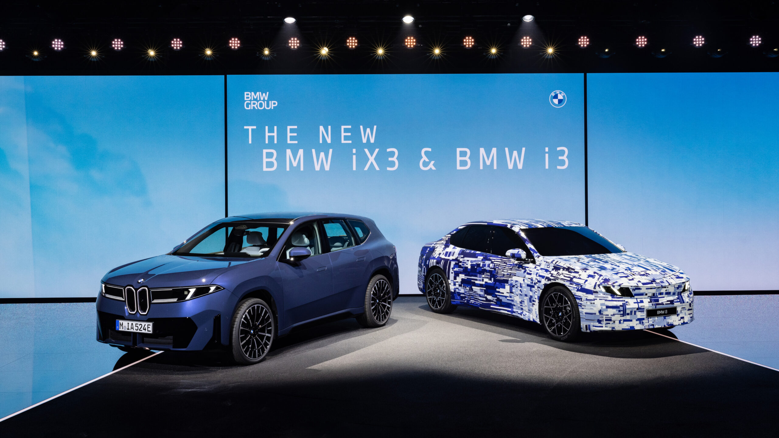 De iX3 is de allereerste uit de Neue Klasse. Hij gaat in oktober in productie in BMW’s nieuwe fabriek in het Hongaarse Debrecen. De i3 is nog gecamoufleerd. 