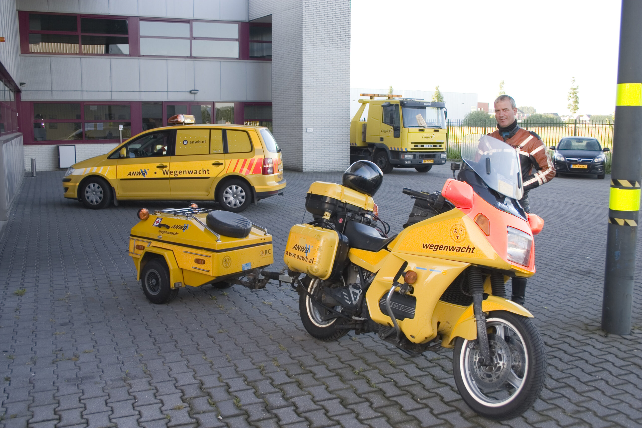 De ANWB heeft 1000 wegenwachten in dienst en heeft een wagenpark met 950 voertuigen, waarvan 20% met elektrische aandrijving.