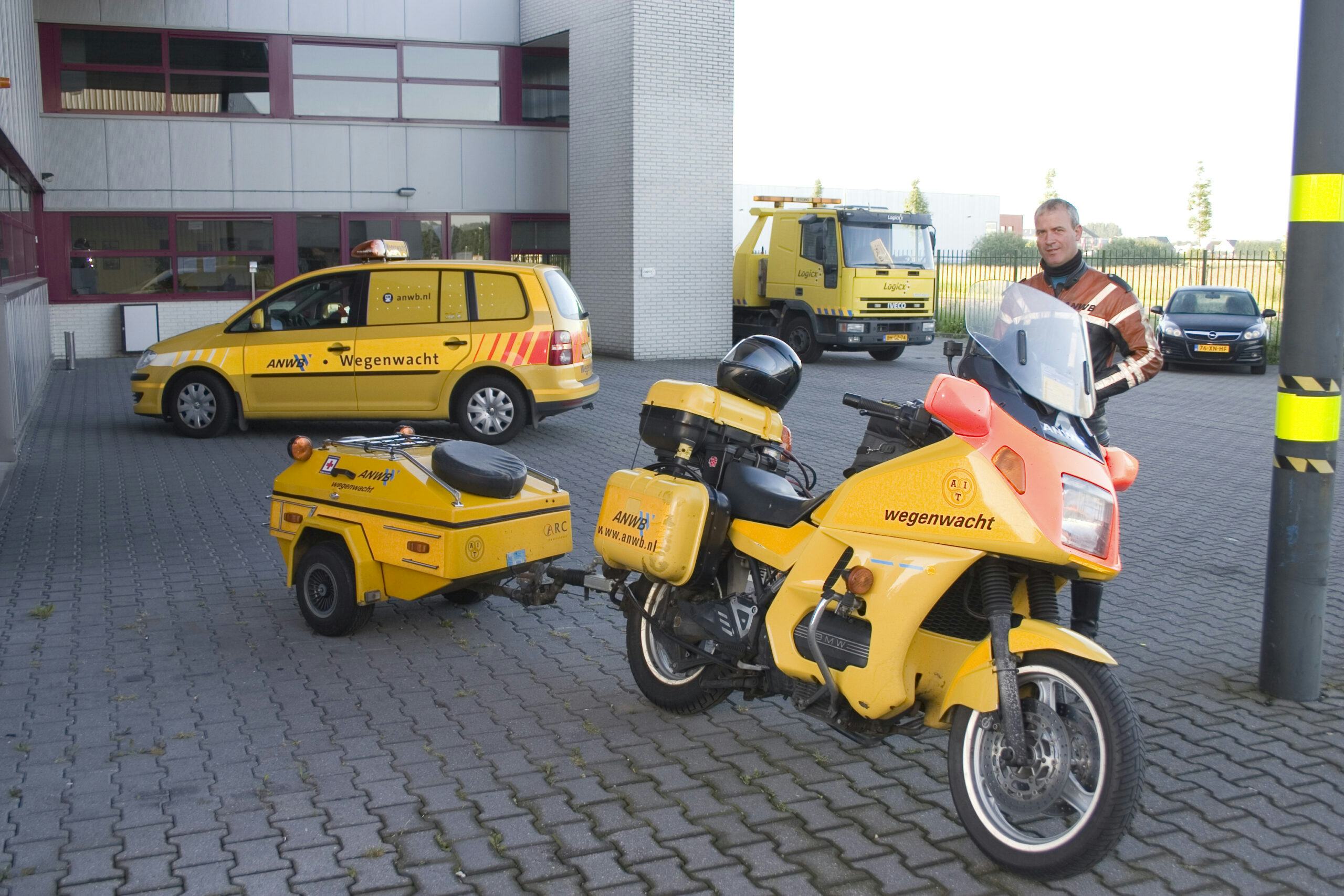 De ANWB heeft 856 wegenwachten in dienst en heeft een wagenpark met 940 voertuigen, waarvan 20% met elektrische aandrijving.