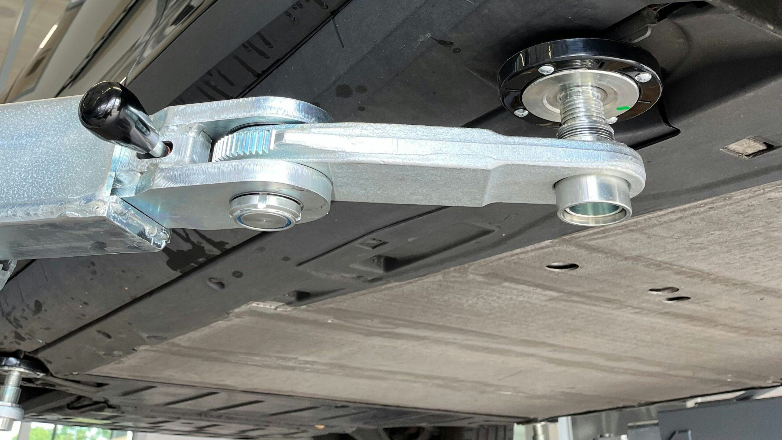 Vrije toegang tot de onderzijde van de auto is volgens Explora cruciaal voor accuwissels of inspecties.