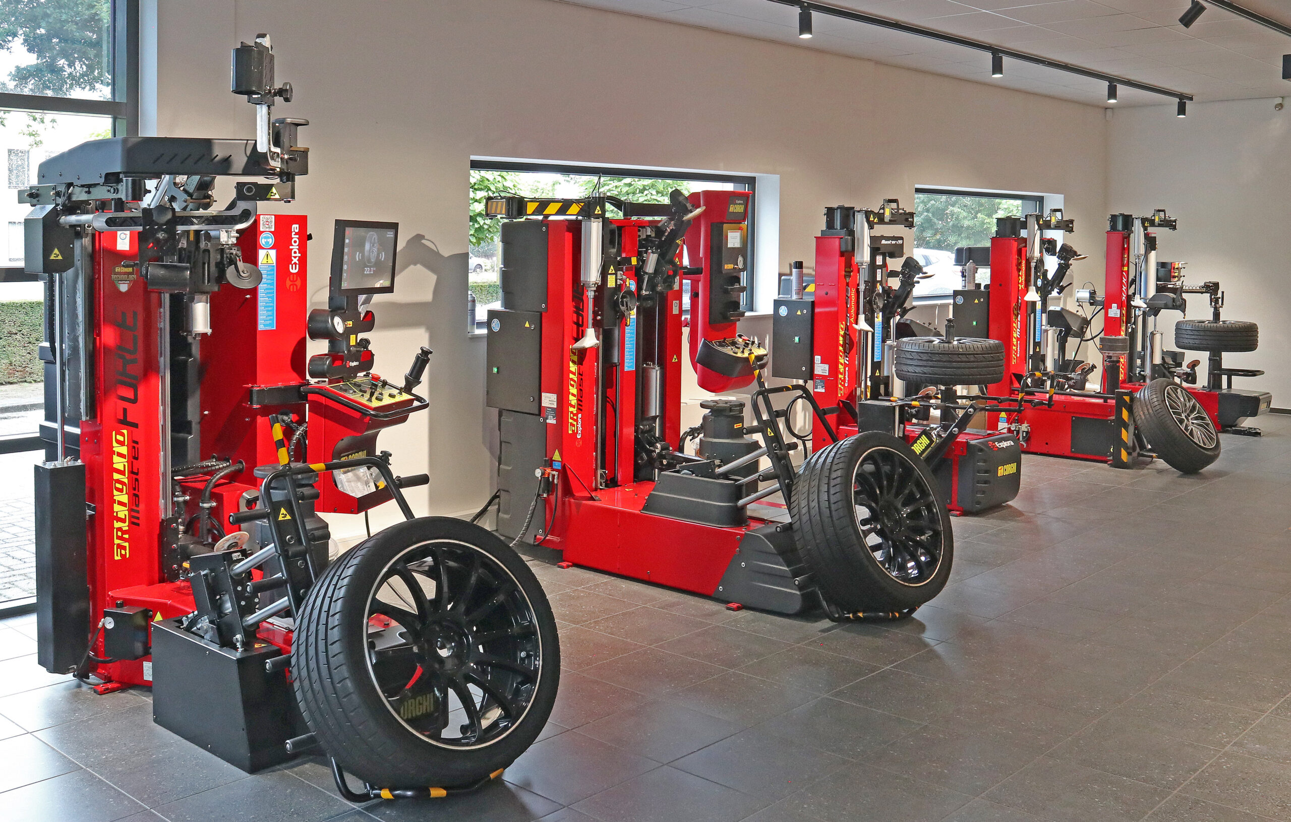 Bij Explora zijn alle Corghi machines te bekijken en te testen, zoals dit vijftal met middengatopspanning. Links de Artiglio Master Force, het topmodel.  - Foto's: Gert te Lintelo