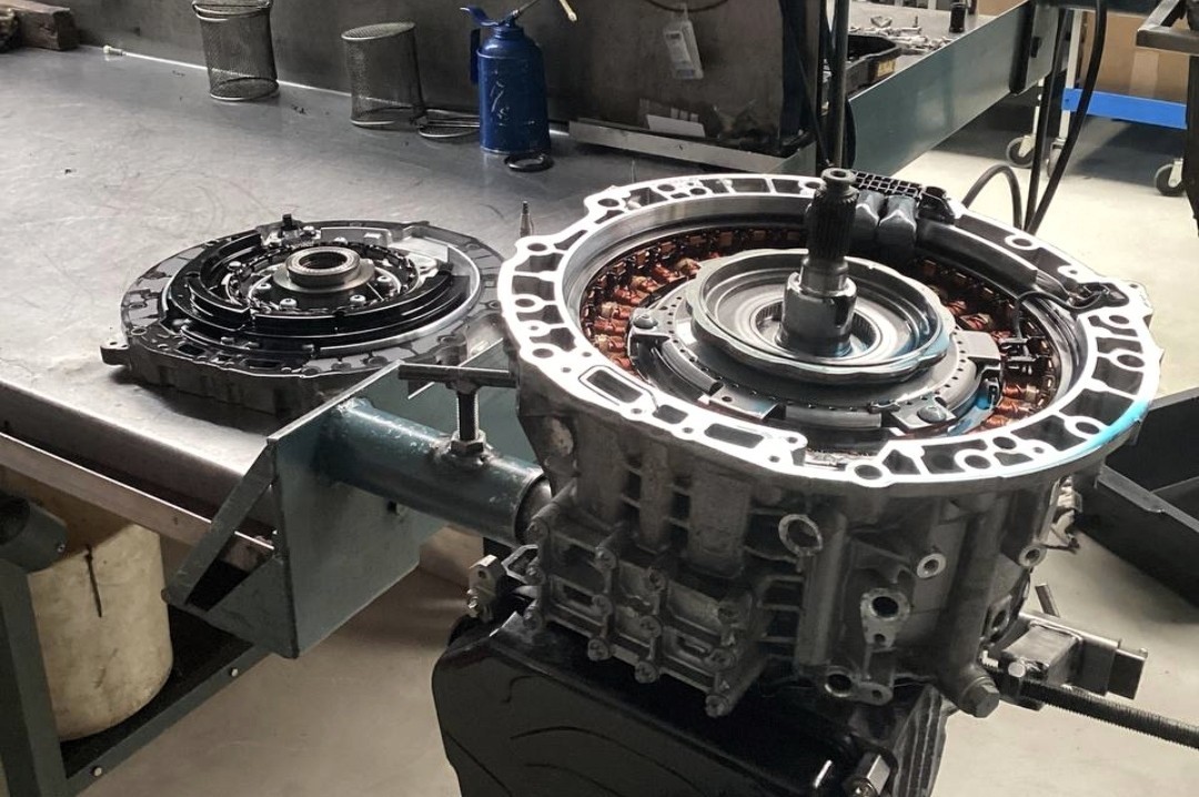 Er zit niets anders op, de transmissie moet worden uitgebouwd. - Foto: A. van Dongen Auto's