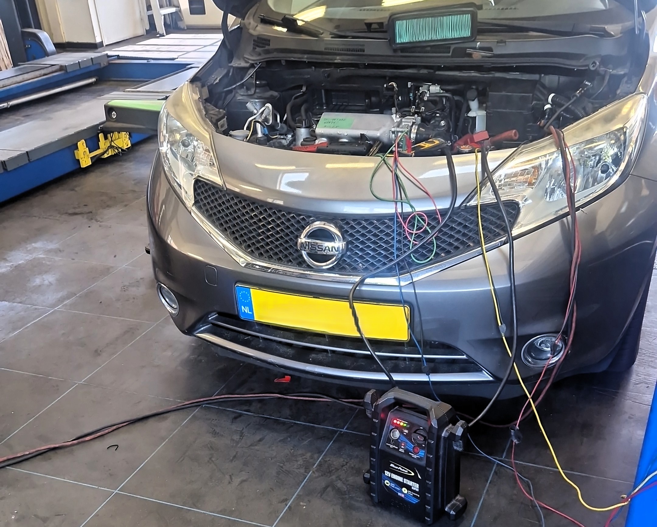 De Nissan Note ‘aan de beademing’ bij Wout Bouman. Kan Iwan Kennis de mysterieuze storing oplossen? - Foto's: Iwan Kennis