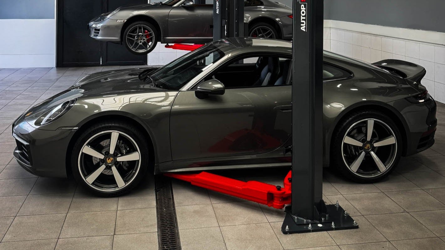 Fuchs is importeur van de AutopStenhoj Masterlift NxT, een serie elektrohydraulische stempelhefbruggen die tot 3.500 kg kunnen heffen.