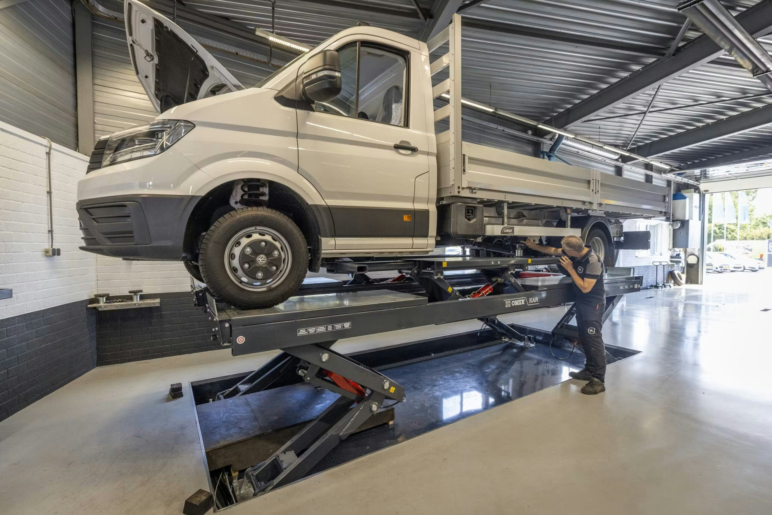 De Omer Kar van Stokvis Equipment is een lange uitlijnbrug - eventueel ingebouwd - die tot 5.500 kg kan heffen.
