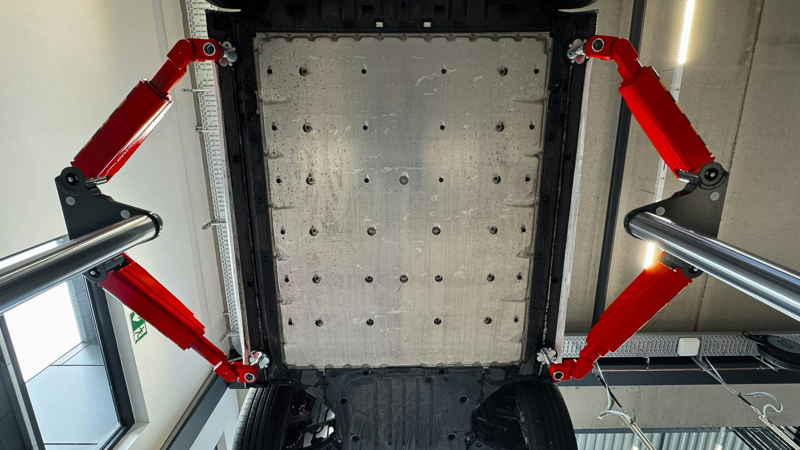 Er is een groeiende vraag naar hefbruggen die vrije toegang tot de accupakketten bieden. Foto: AutopStenhoj Masterlift.