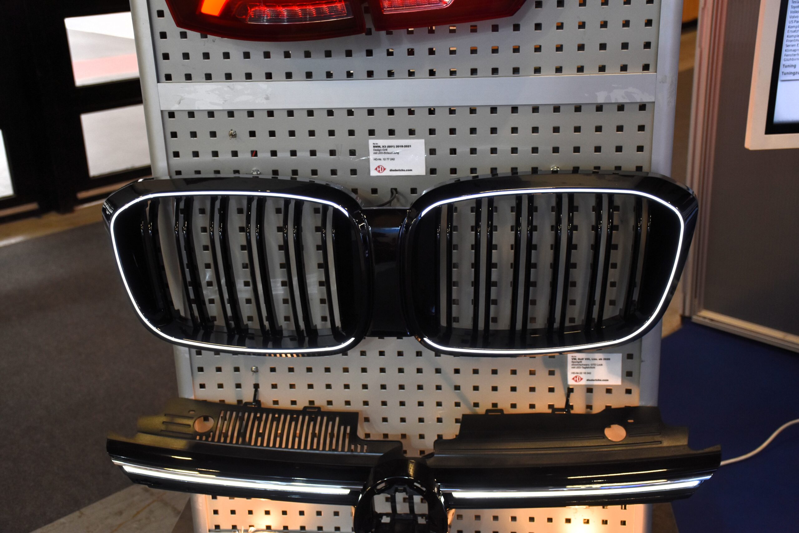Behalve carrosseriedelen en verlichting met de kwaliteit van origineel als het gaat om onder meer materiaalkwaliteit en bevestigingspunten, levert Diederichs ook upgrades. Voorbeeld: BMW-nieren met ledomlijsting.