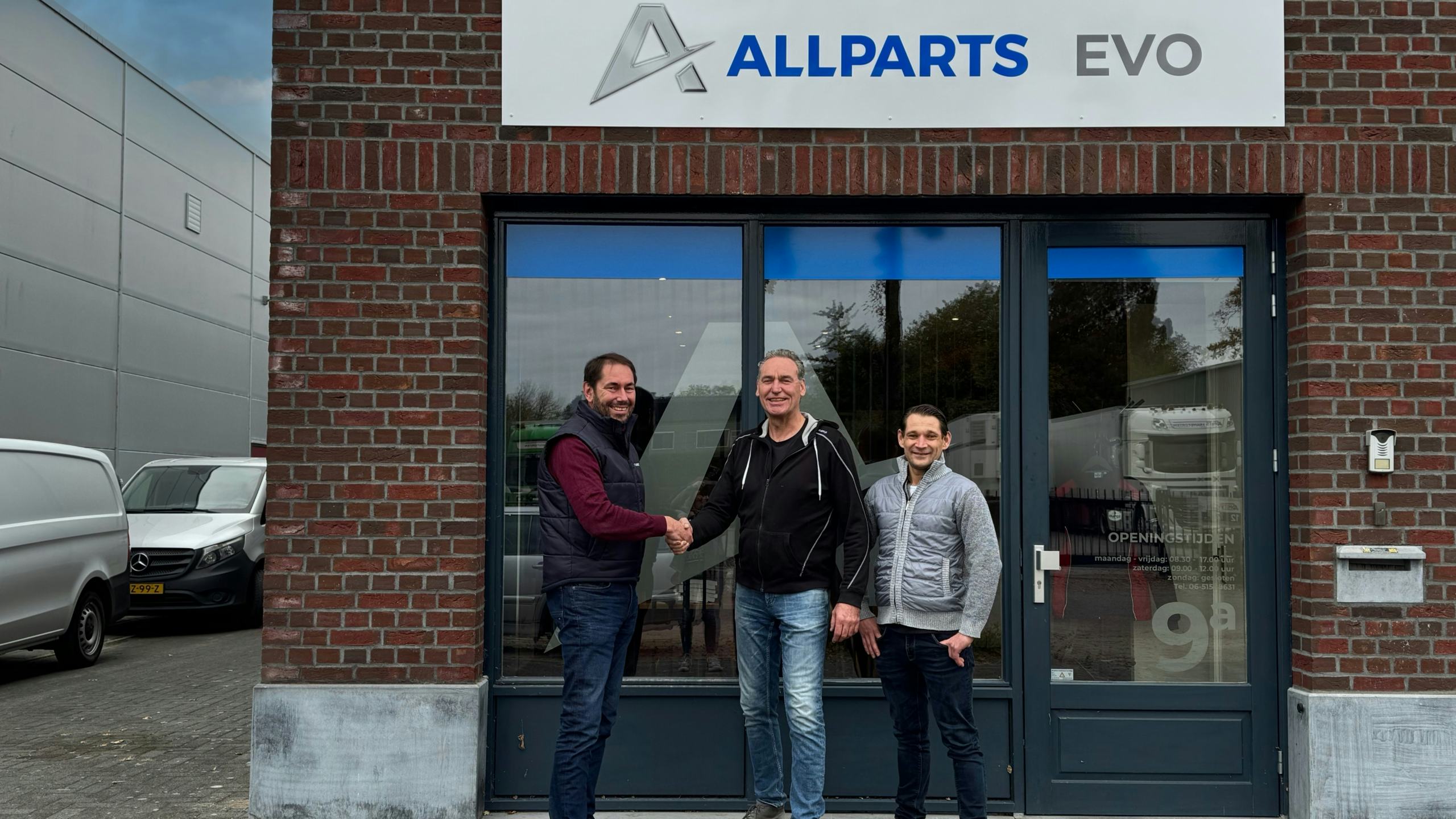 (vlnr) Kees Willemsen van Nexus Automotive Nederland en John van Lier en Benjamin Heinst van Evo Parts. Foto: Nexus Automotive Nederland
