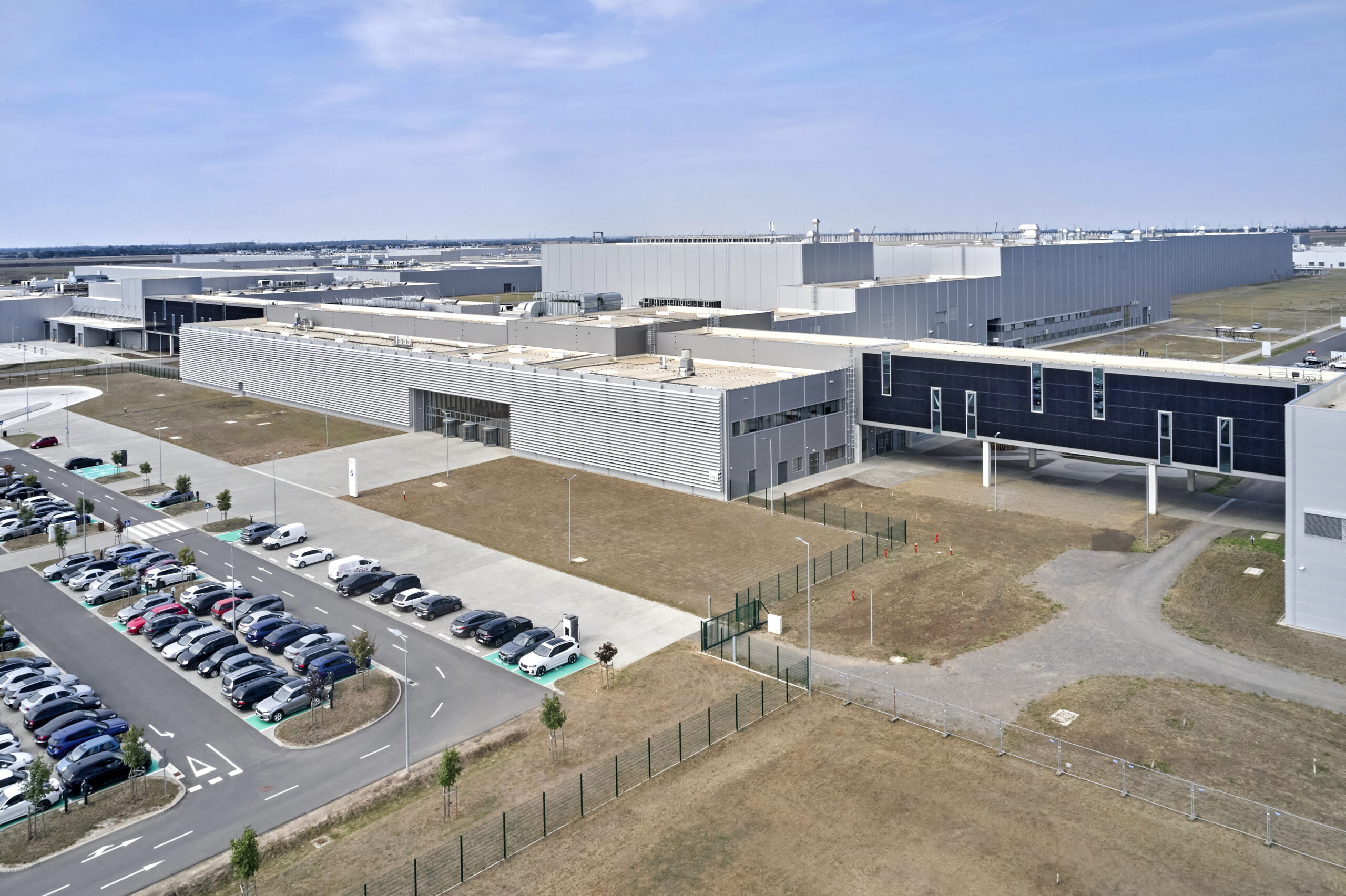 Drie jaar geleden nog weiland, nu een fabriek voor 300.000 Neue Klasse-BMW’s per jaar.  