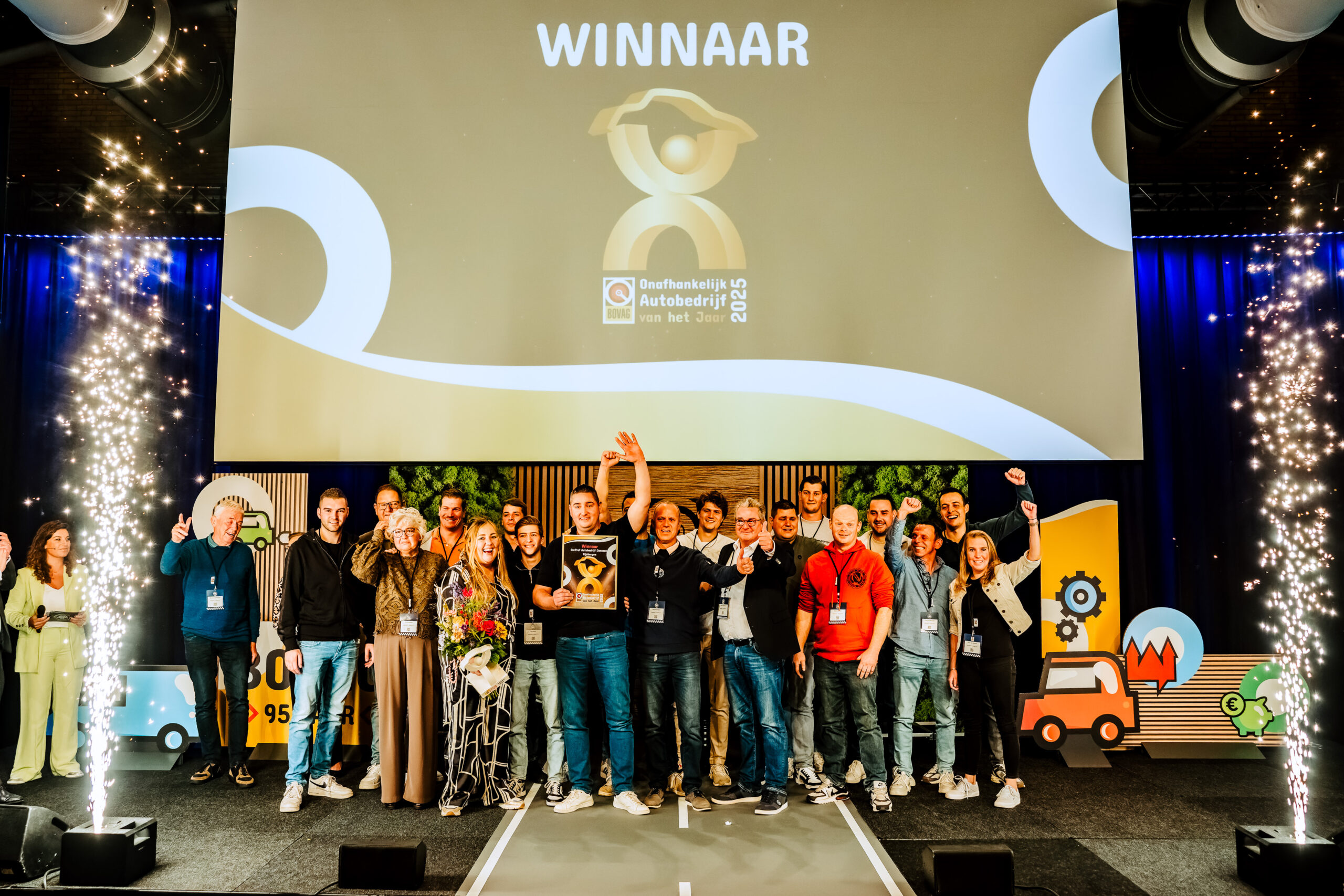 Het winnende team zorgt voor vuurwerk op het podium. - Foto: Bovag