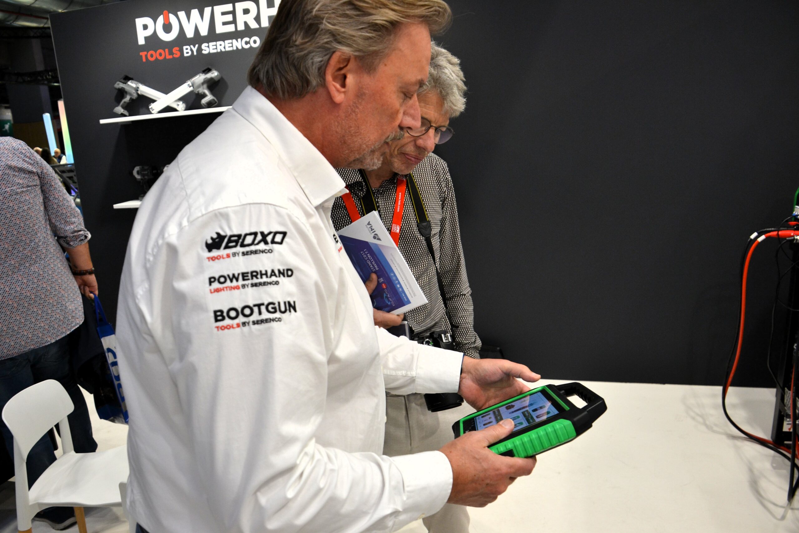 Serenco’s Anton van Zijtveld demonstreert de SmartSafe P01 diagnosetester.