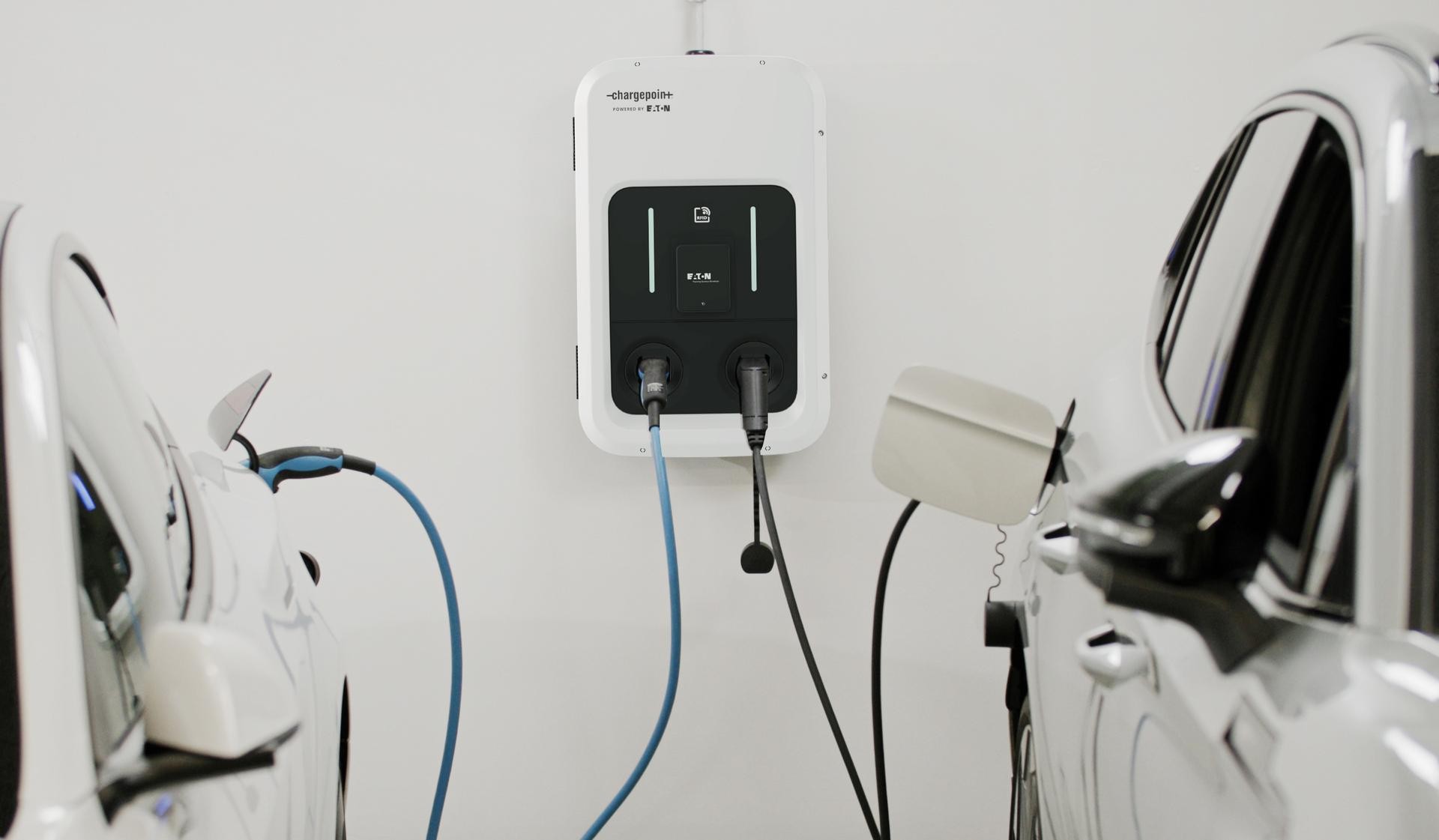 De Duo lader is geschikt voor locaties waar twee voertuigen tegelijkertijd moeten laden, zoals parkeergarages. Hij kan aan de muur, op de grond of aan het plafond worden gemonteerd en ondersteunt dynamic load balancing om overbelasting van de laadcapaciteit te voorkomen. Foto: Eaton