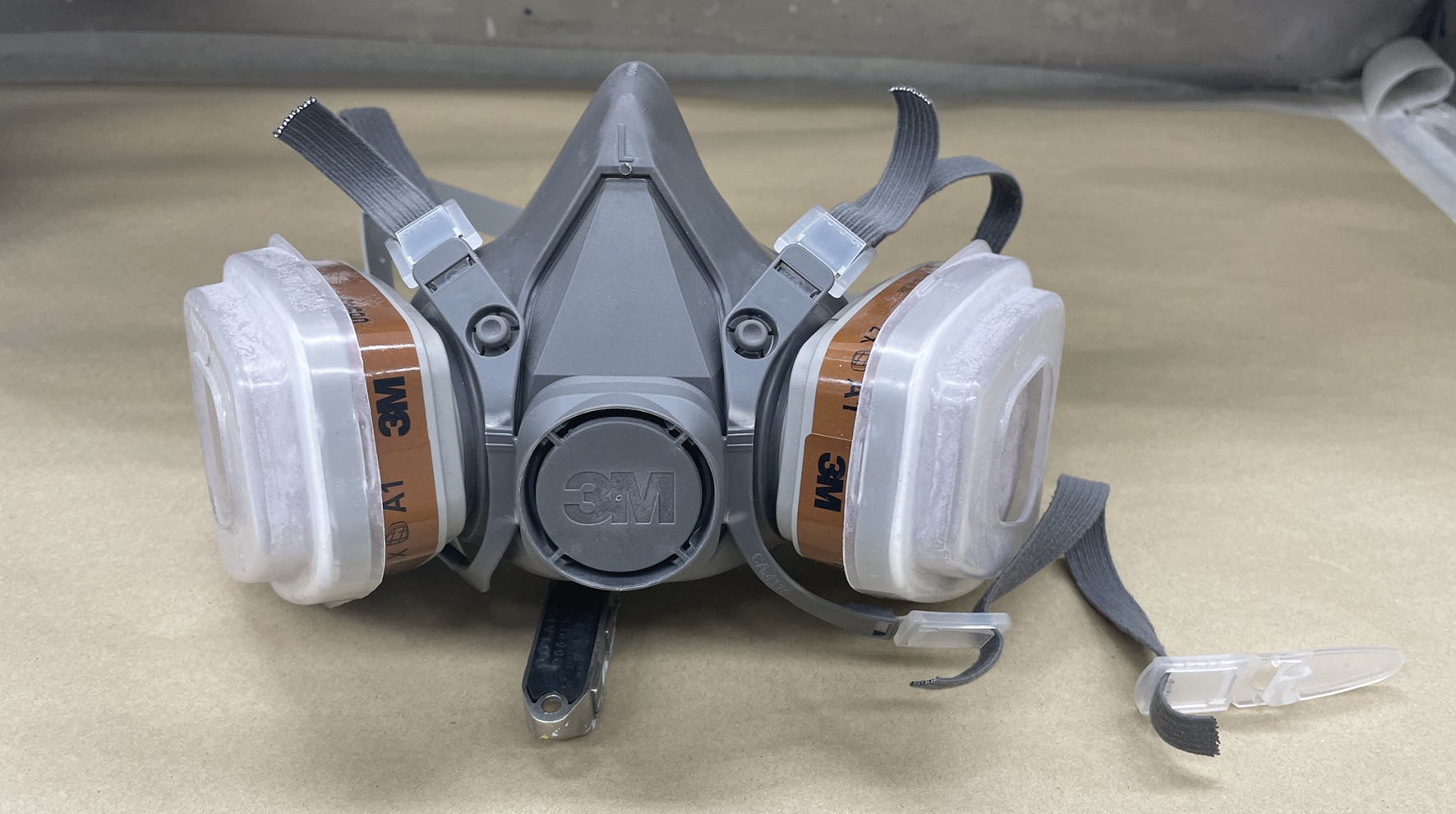 Dit A1P2 spuitmasker beschermt de ademhaling tegen organische dampen (A1) en deeltjes (P2), zoals stof en vernevelde lak, en wordt daarom gebruikt bij werkzaamheden zoals spuiten, schuren en schilderen met oplosmiddelhoudende producten. 