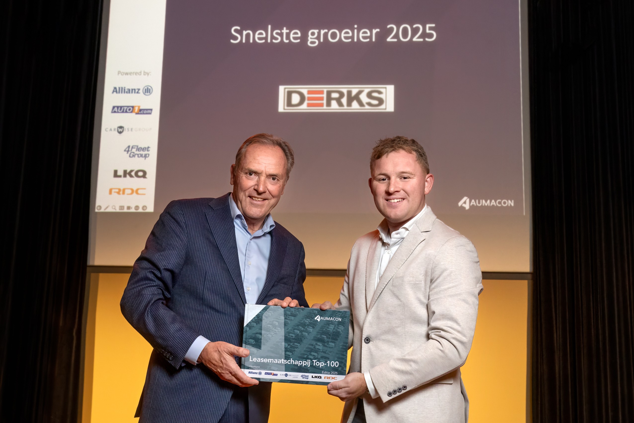 Het eerste exemplaar van de Aumacon Leasemaatschappij Top-100 Editie 2024 wordt in ontvangst genomen door Teun Derks (rechts) algemeen directeur van Derks Lease uit handen van Clem Dickmann. Foto: Aumacon