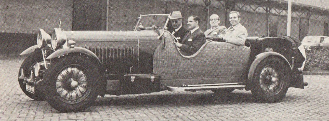 Het dagelijks bestuur van ATC in 1971 poseert in een Bugatti uit de jaren dertig. Achter het stuur: voorzitter H.G. Weve.
