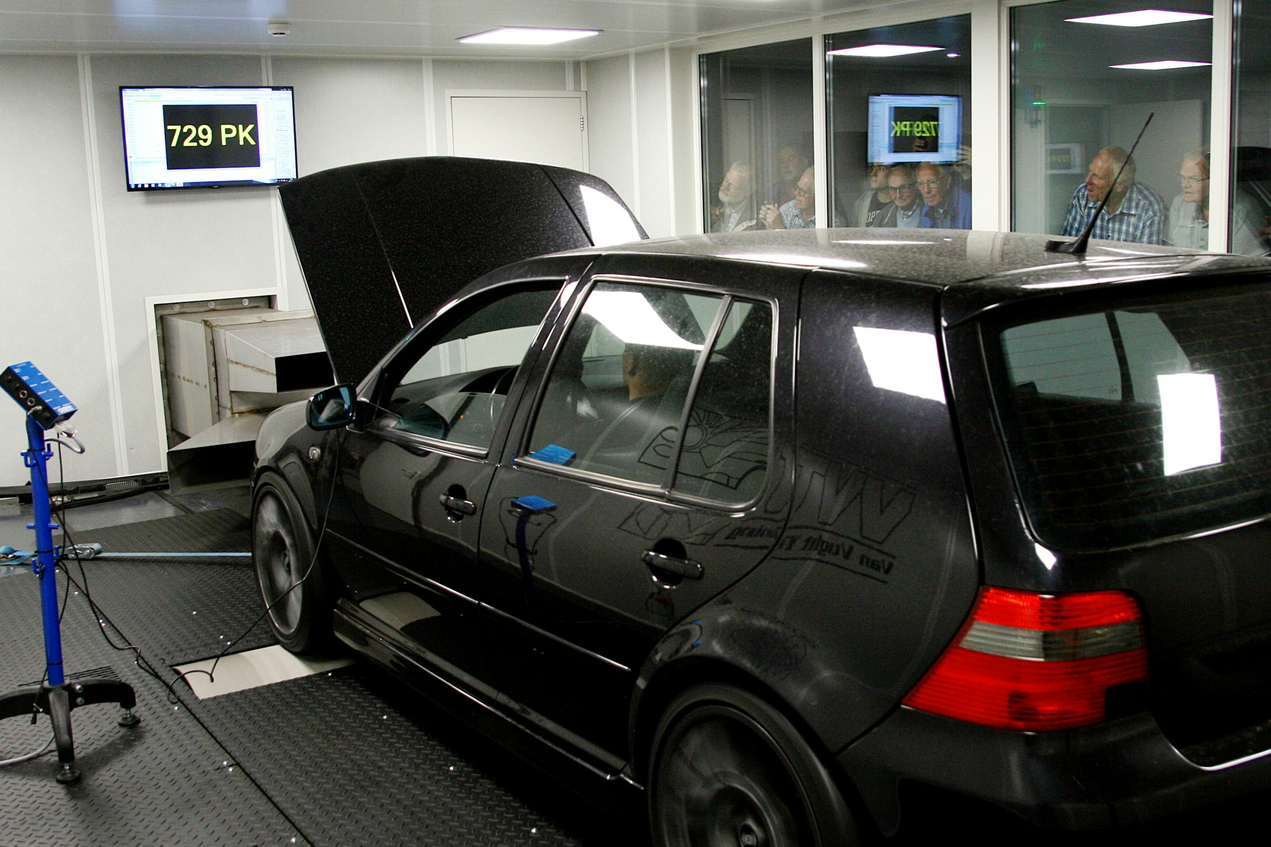 De ATC-leden staan veilig achter het glas. De motor brult op de Dynastar van Van Vught Tuning in Marum, terwijl de blazers voor de auto een storm van 200 km/u creëren.