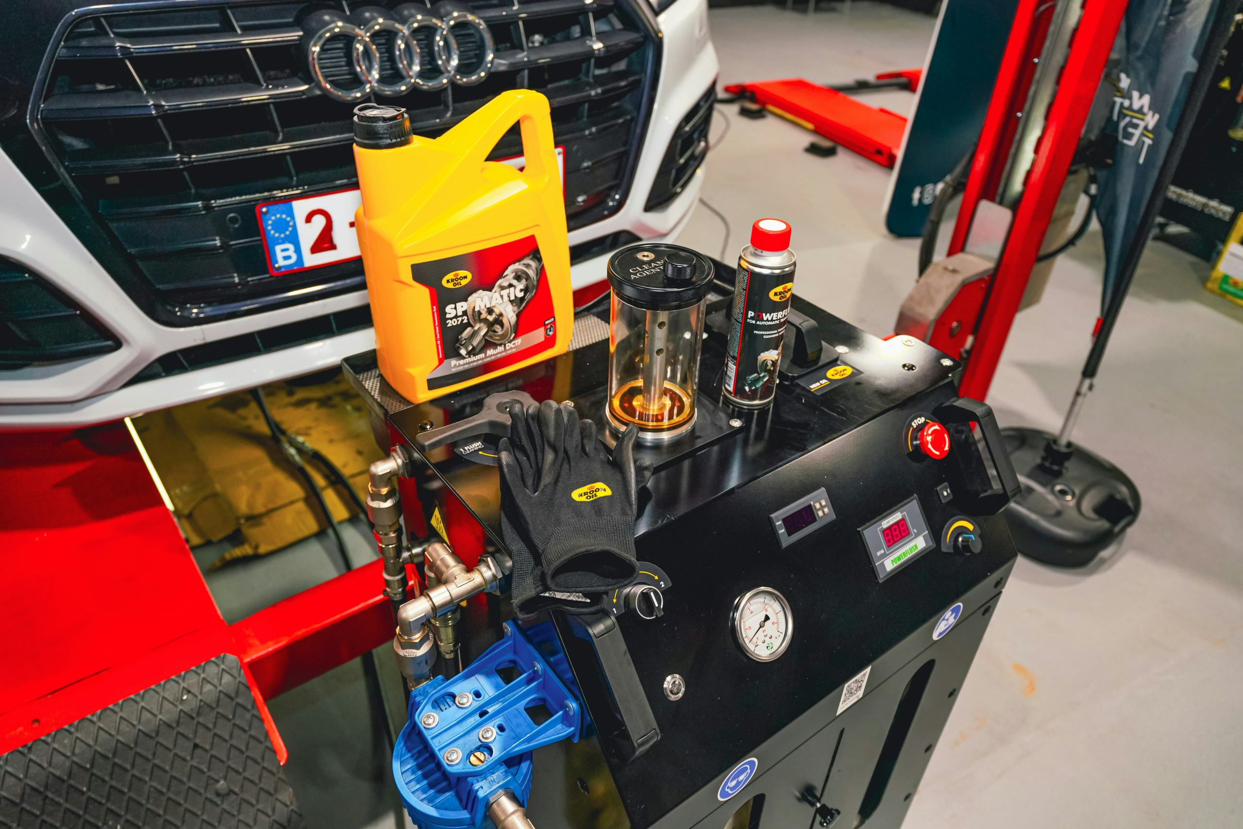 Moderne olieservice vraagt meer dan een simpele verversing. Een flush bijvoorbeeld, en het juiste smeermiddel kiezen is belangrijker dan ooit. - Foto: Kroon-Oil