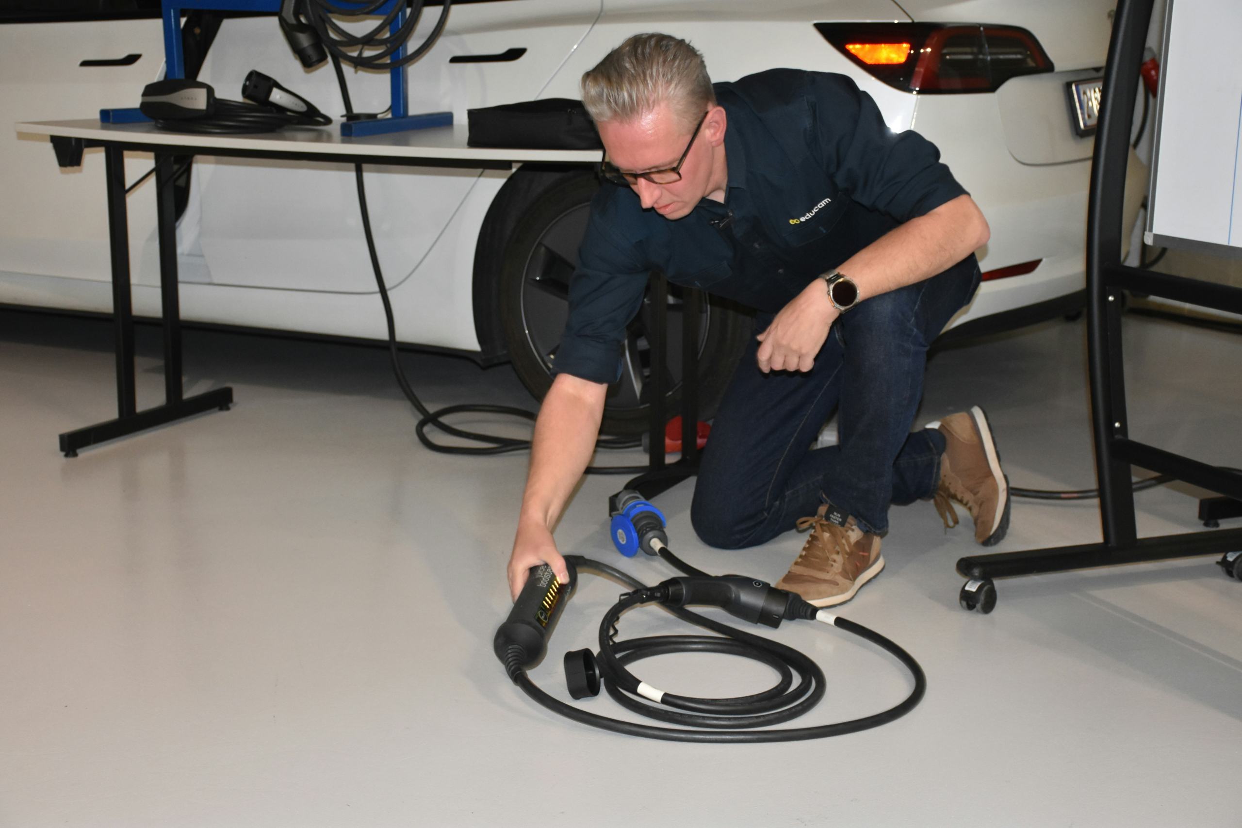 Dimitri van der Wilt laadt deze Tesla op zeven manieren op. Steeds bepaalt de zwakste schakel de laadsnelheid.