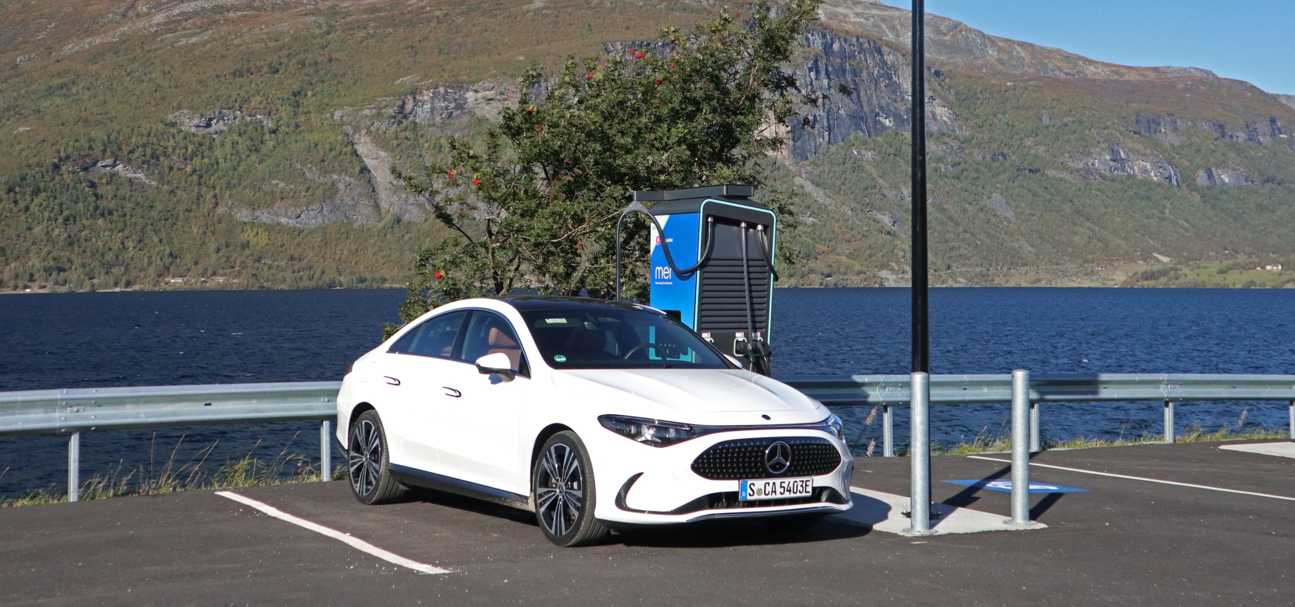 AMT maakte een roadtrip door Noorwegen met de elektrische CLA en zag waar en hoe het aluminium voor de Mercedes gemaakt wordt. - Foto: Gert te Lintelo