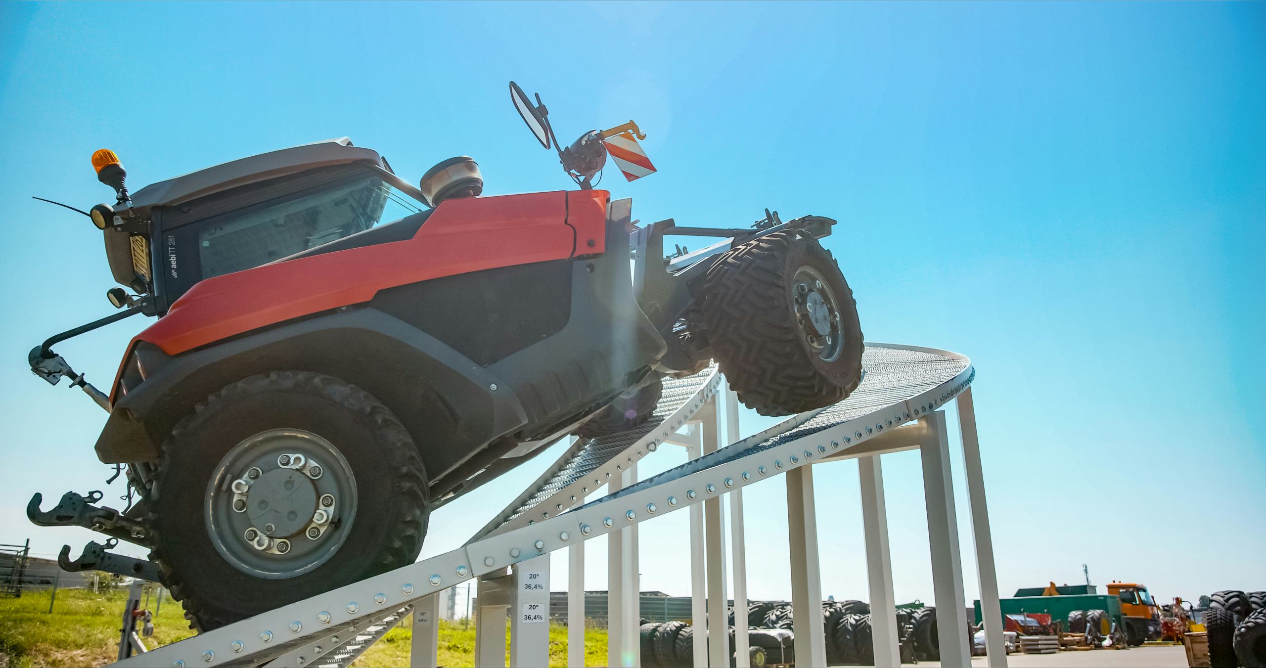 Proefopstelling om de praktijk te demonstreren: hoewel één voorwiel vrij in de lucht hangt blijft Line Traction onverstoorbaar de andere drie wielen correct aandrijven. Hoe werkt dat?