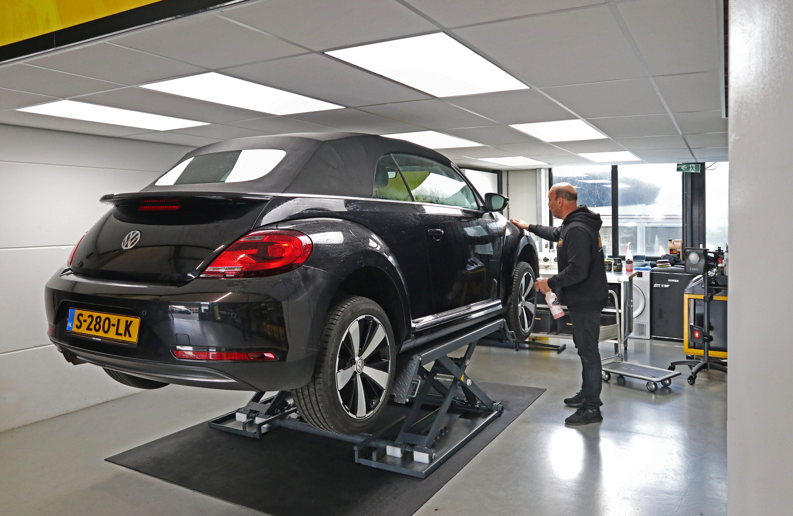 Een schone werkruimte met goed licht, een poetsbrug en een (liefst excentrische) poetsmachine zijn onmisbaar voor een detailer. - Foto: Gert te Lintelo