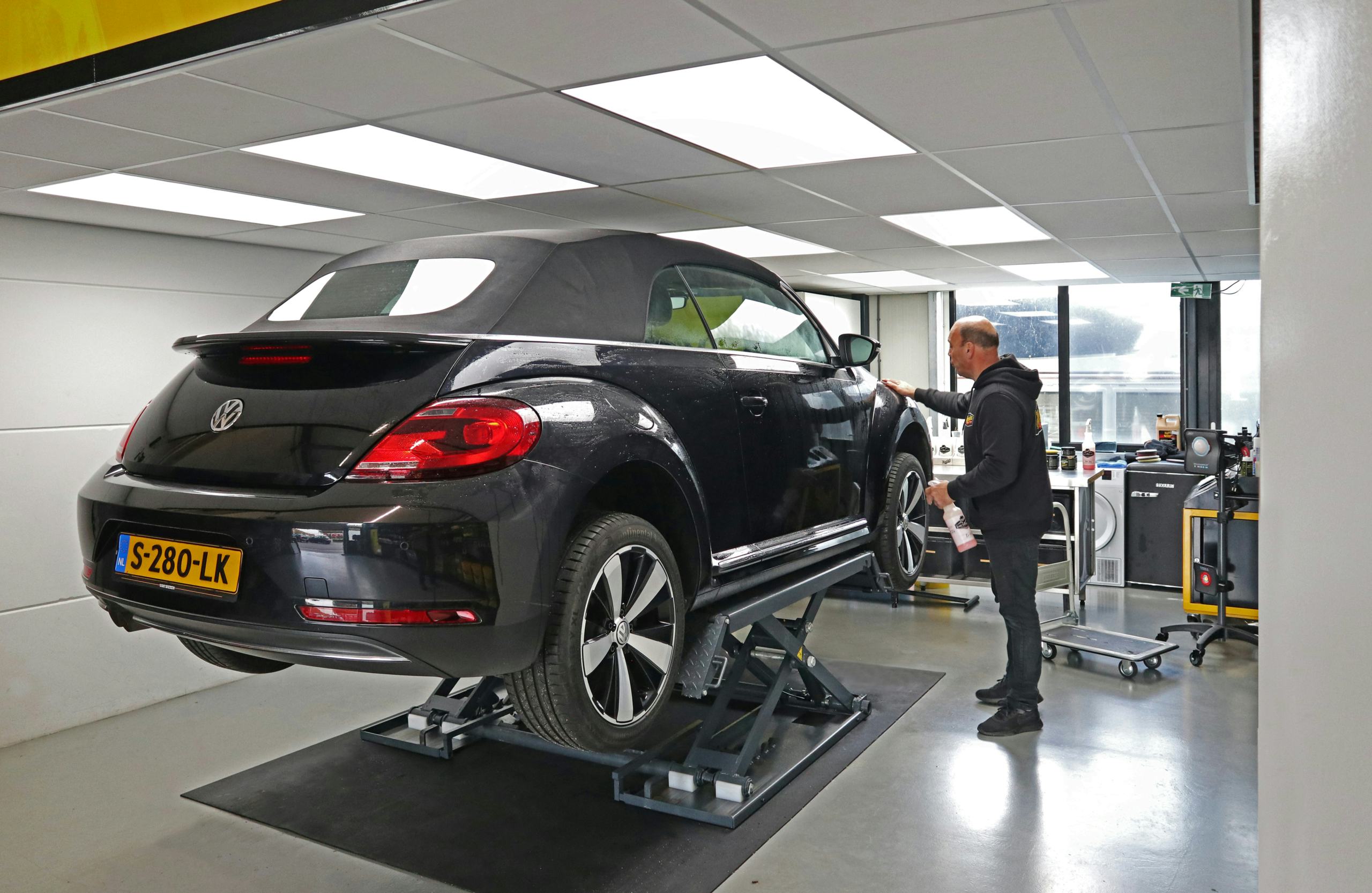 Een schone werkruimte met goed licht, een poetsbrug en een (liefst excentrische) poetsmachine zijn onmisbaar voor een detailer. - Foto: Gert te Lintelo