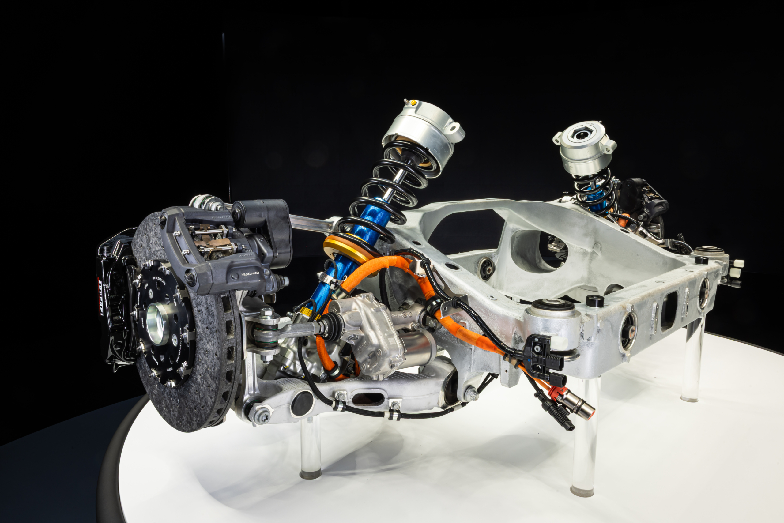 Naast 4WD is er by-wire elektrische vierwielbesturing. Gekoppeld aan verbeterde actieve vering, ook elektrisch, met een kogelkringloop stang die het veerbeen korter of langer maakt.