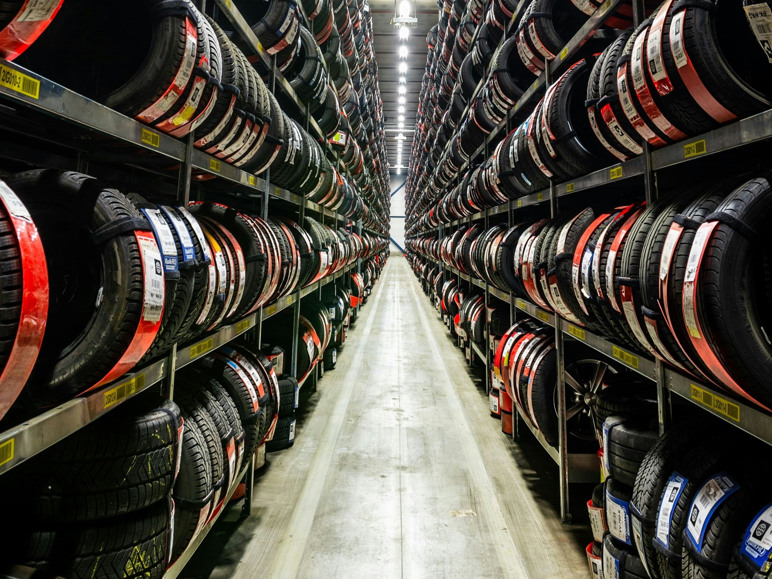 Voor automobilisten die meerdere bandensets gebruiken beheert KwikFit twee grote bandenhotels in Etten-Leur en Harderwijk Foto: KwikFit