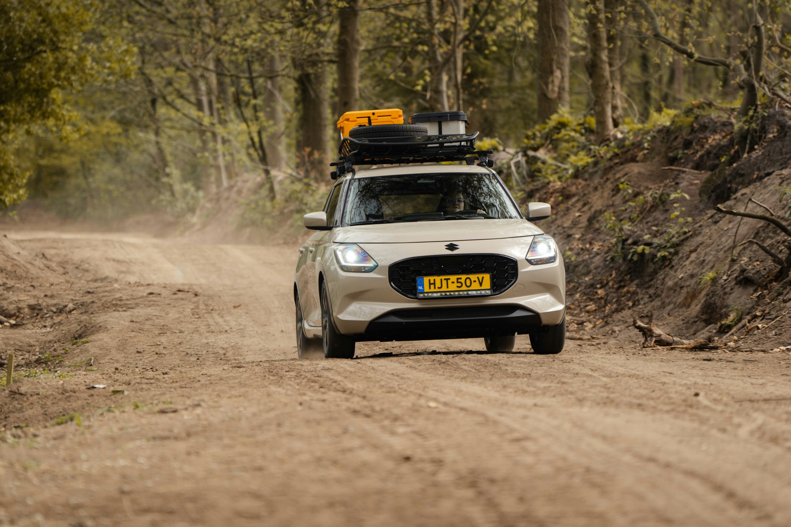 In Nederland is de Swift AllGrip een zeldzaamheid, de auto op de foto’s in nog zeldzamer: dat is de Fun Explorer, een idee van de Nederlandse importeur. Vooralsnog bestaat er nog maar één van, maar de auto kreeg wereldwijde aandacht. Mogelijk (hopelijk) zit er een productieversie in het verschiet. - Foto's: Arnold van Schepen