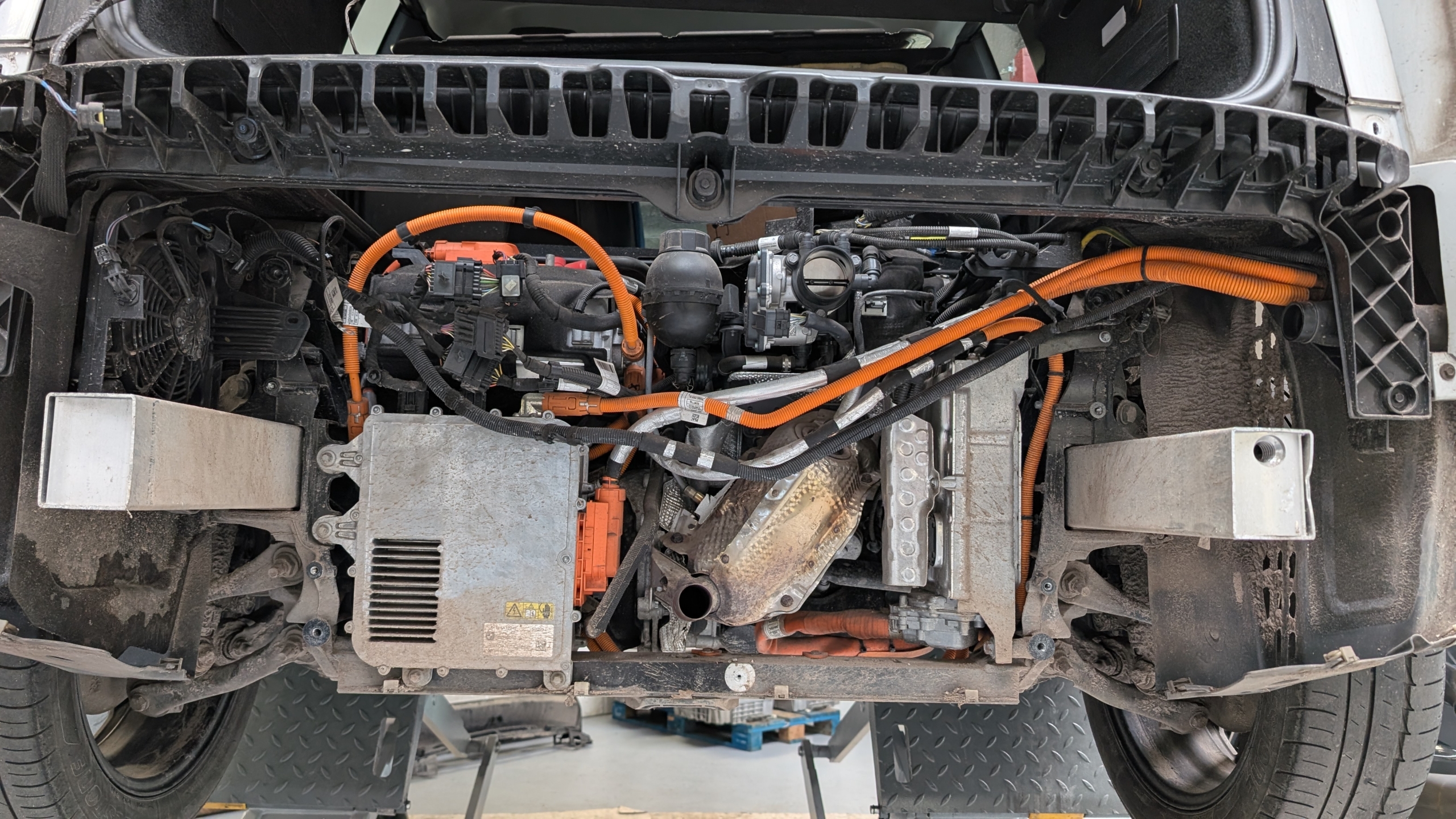 EV’s en PHEV’s kunnen hun eigenaren nog weleens onaangenaam verrassen. Jonathan van Steenbergen beperkt de schade.