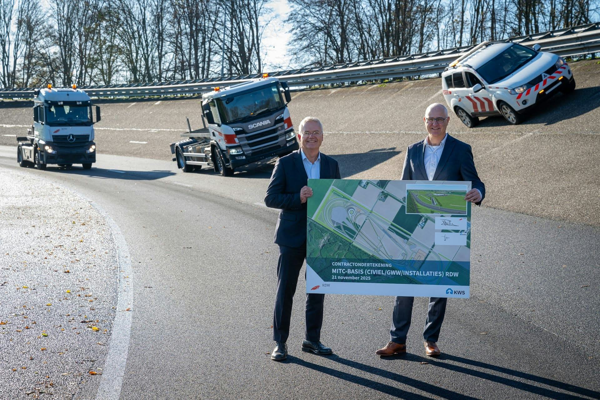 Directeur bedrijfsvoering RDW, Zeger Baelde, en Directeur KWS Infra vestiging Zwolle-Leek, Willem Verstraaten op huidig testcentrum in Lelystad. Foto: RDW