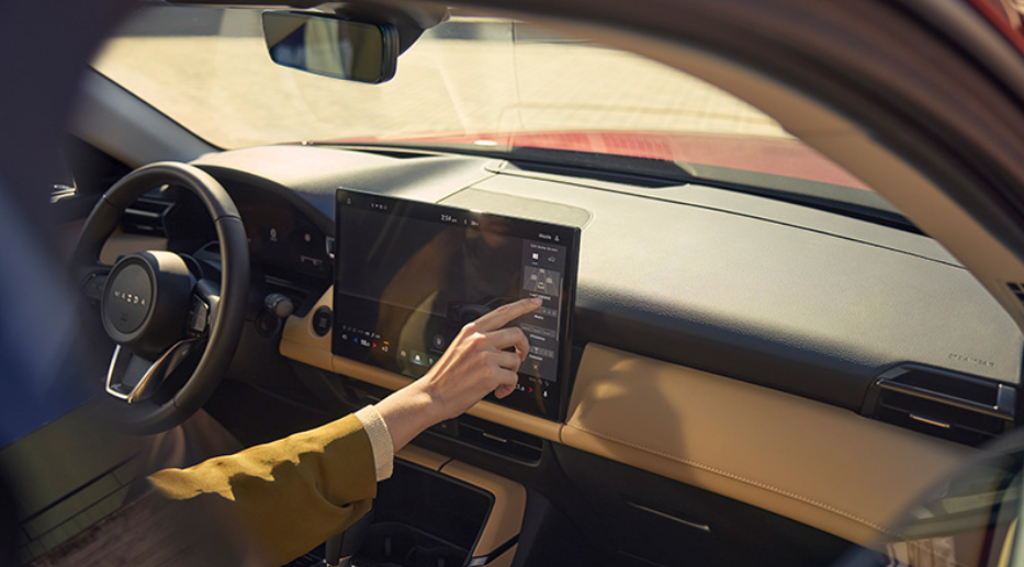 Het technische hart van de CX-5: E/E Architecture+, groot touchscreen en digitaal paneel voor softwaregestuurde bediening. Afbeelding: Mazda