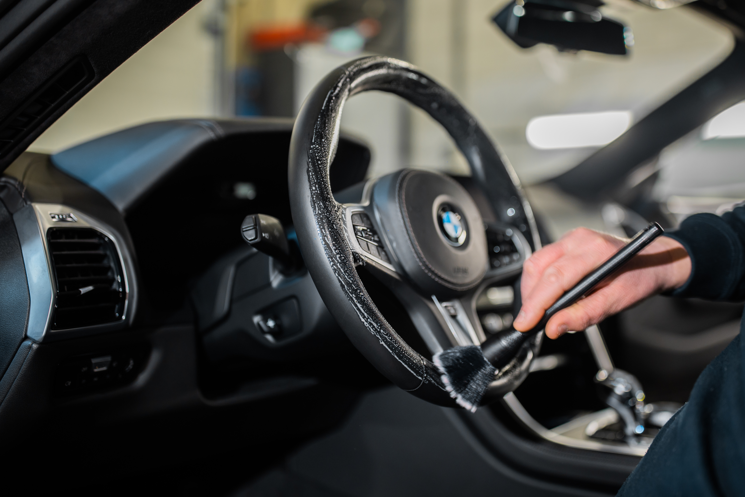 Een gereconditioneerd stuur, schone pedalen en frisse instaplijsten: dé eerste indruk die verkoopt.