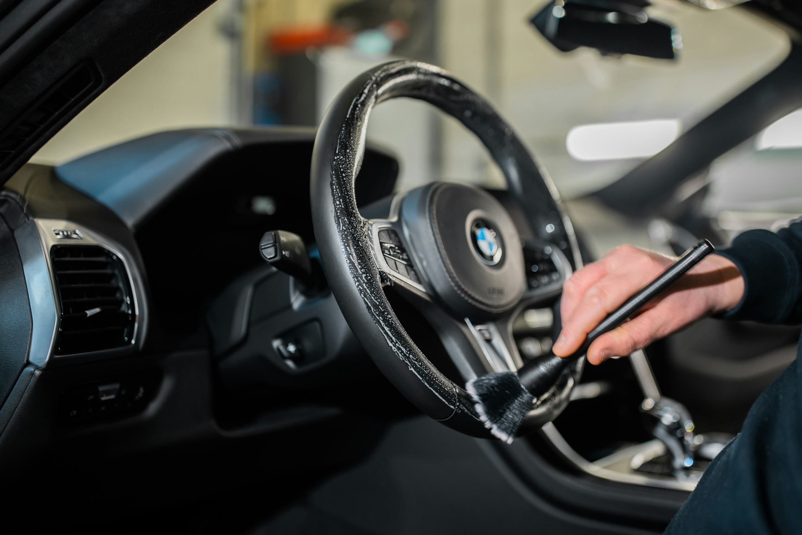 Een gereconditioneerd stuur, schone pedalen en frisse instaplijsten: dé eerste indruk die verkoopt.