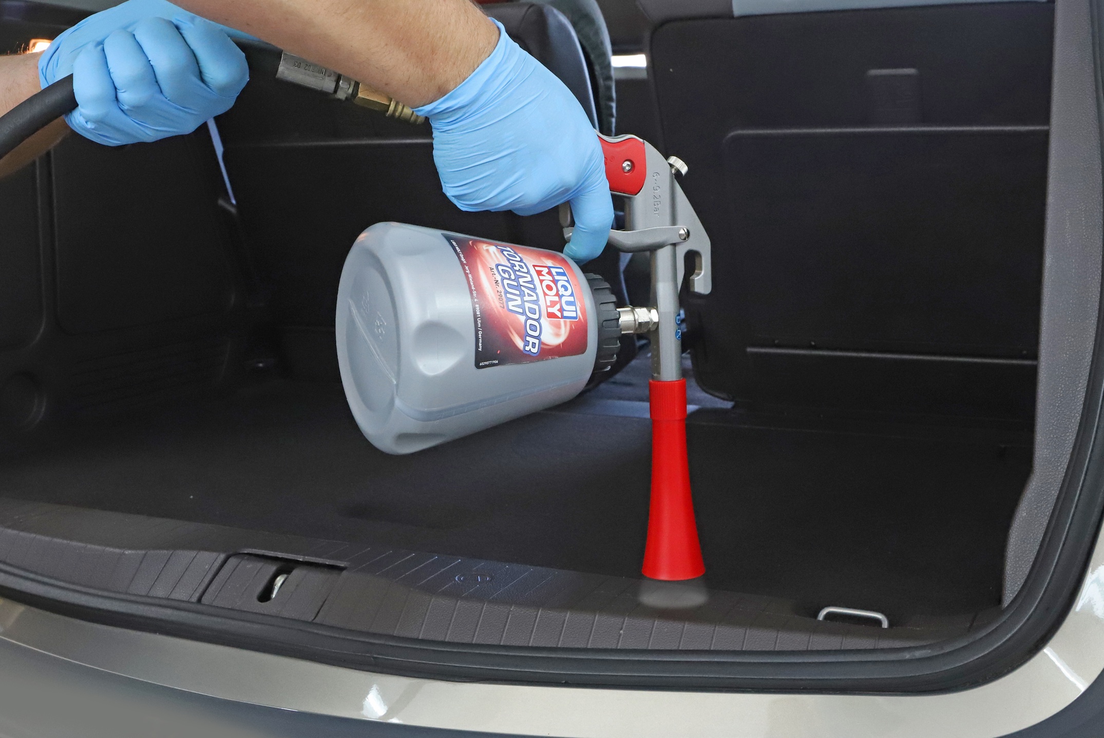 Met de Tornador Gun, die op perslucht werkt, pulseer je het vuil weg. Dat veeg je eenvoudig weg met een microvezeldoek.