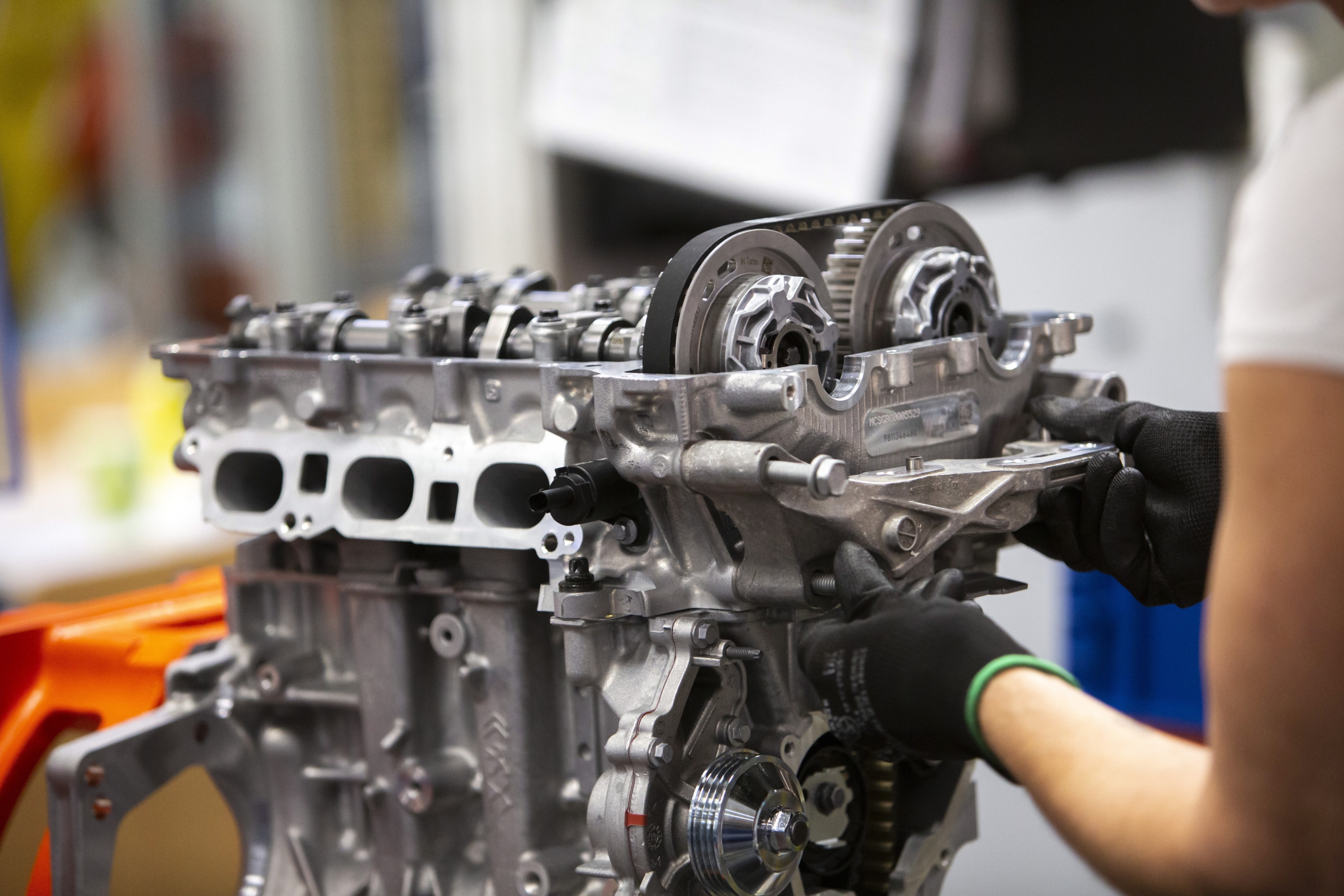 Productie van een driecilinder benzinemotor in een Opel-fabriek in Hongarije. - Foto: EPA/Gyorgy Varga