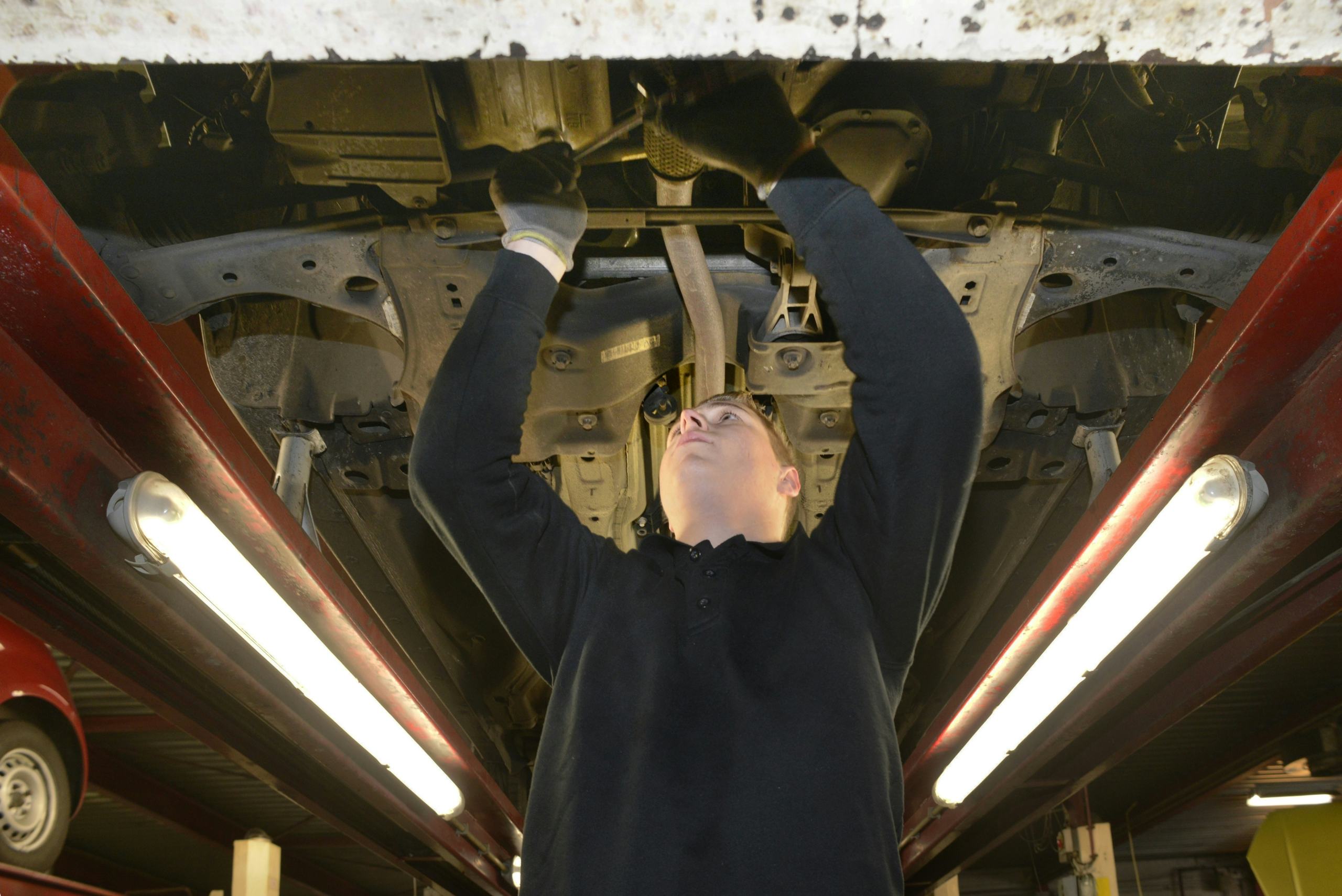BBL'er aan het werk in de werkplaats van een autobedrijf. Hoe voorkom je dat hij na de opleiding de branche verlaat? - Foto: Bart Eijgenhuijsen/ Hollandse Hoogte