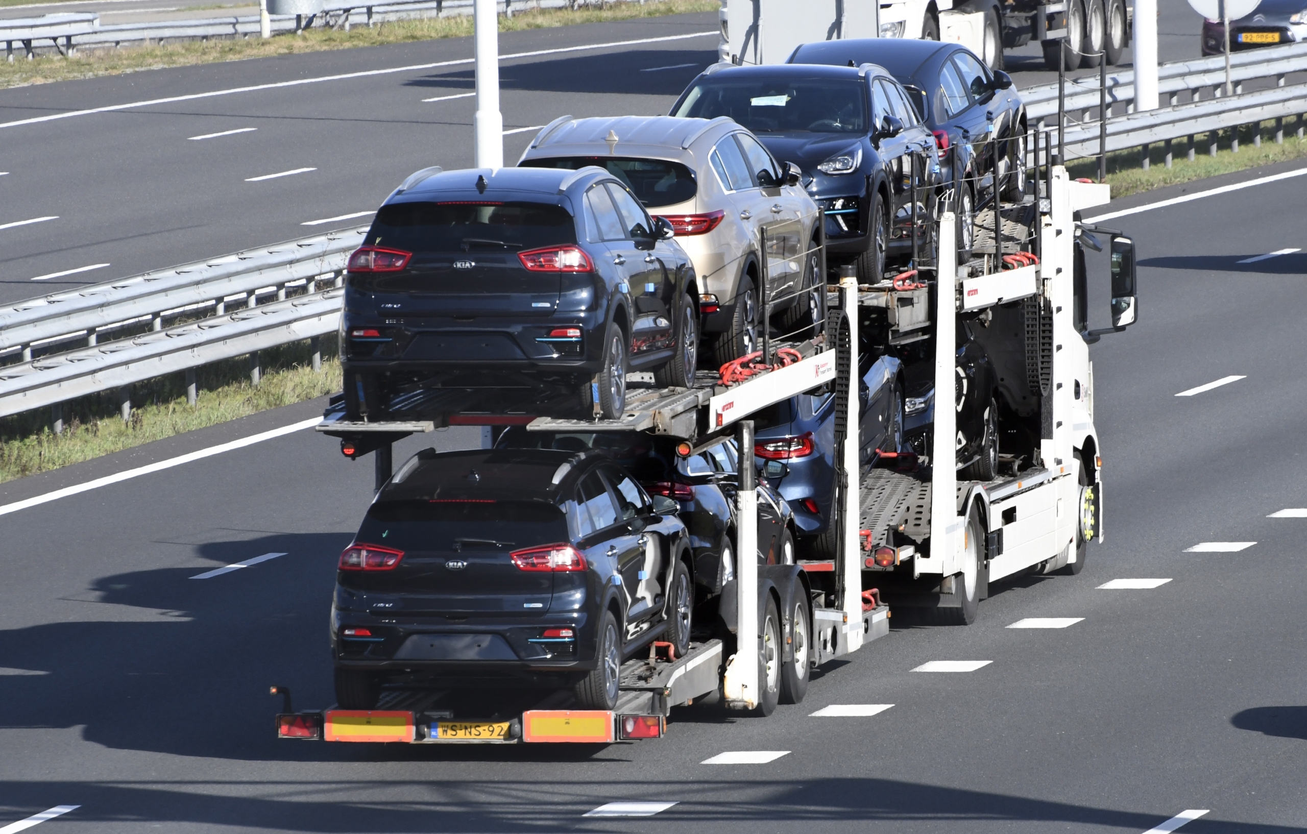 Occasions op weg naar de haven van Rotterdam. Bij export moet je als verkoper veel voorzorgsmaatregelen nemen. - Foto: Peter Hilz / ANP