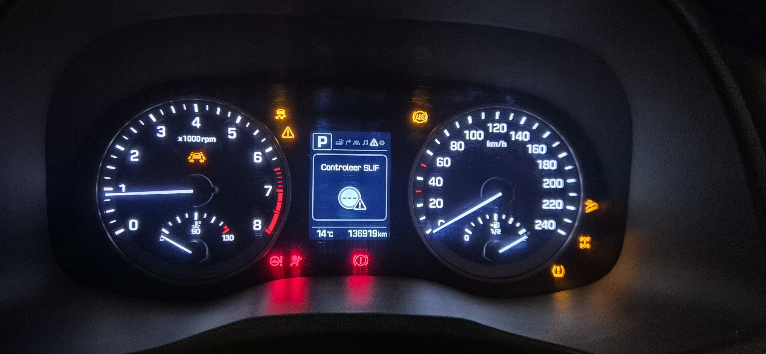 Storing in een Hyundai Tucson. Een display vol ‘feestverlichting’ en een weigerende versnellingsbak.