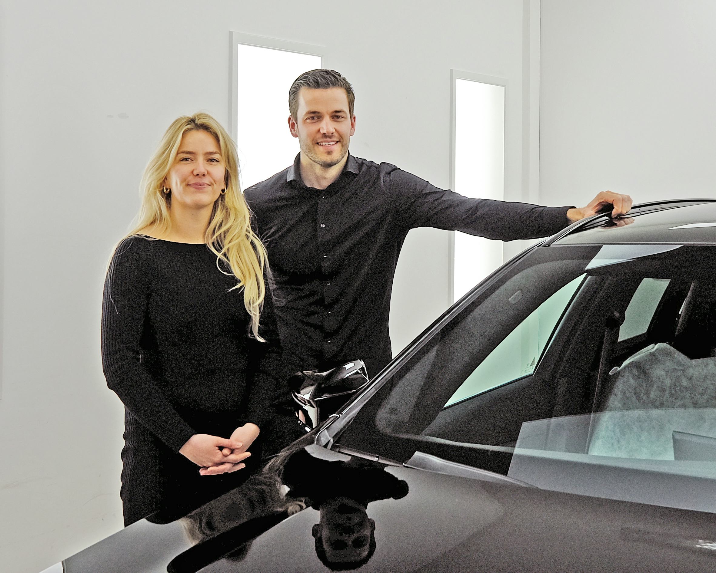 Lenn en Fleur Schut kregen de liefde voor auto's en het ondernemerschap met de paplepel ingegoten en vormen een perfect team. - Foto: Gert te Lintelo