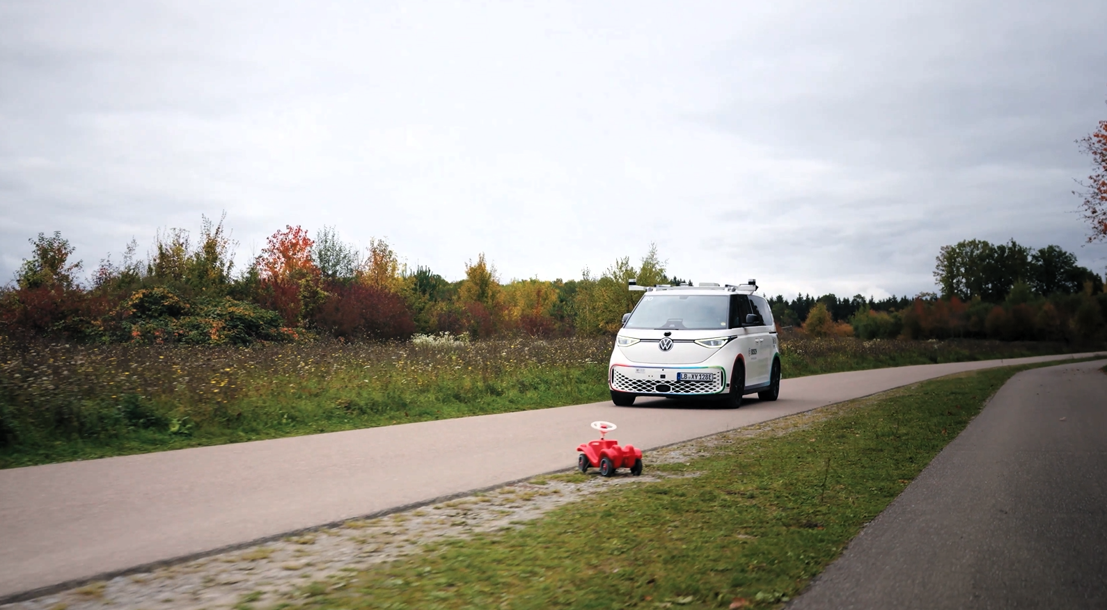 Bosch voegt aan ADAS een VLA toe; Systeem 2. Systeem 1 ziet een object in de berm. Systeem 2 weet: “Hé dat is speelgoed, er kunnen kinderen in de buurt zijn. Langzaam rijden!” 