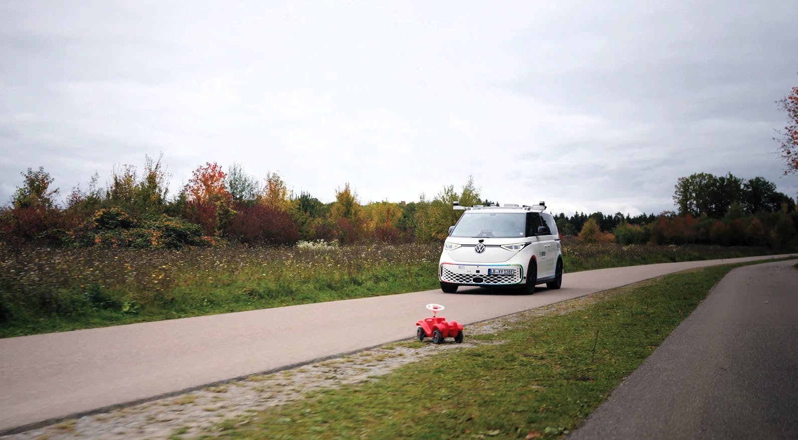Bosch voegt aan ADAS een VLA toe; Systeem 2. Systeem 1 ziet een object in de berm. Systeem 2 weet: “Hé dat is speelgoed, er kunnen kinderen in de buurt zijn. Langzaam rijden!” 