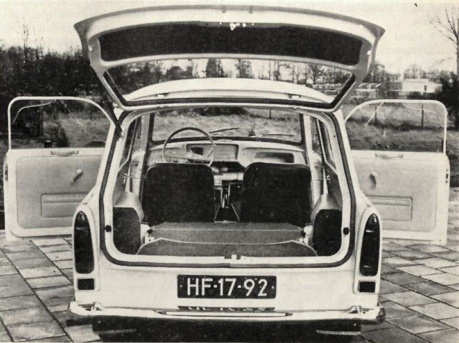 AMT prees de ruimte in de nieuwe 601 Combi: "Met neergeslagen leuningen der achterzitplaatsen, zeer geschikt voor het medevoeren van bagage en lichte goederen." 