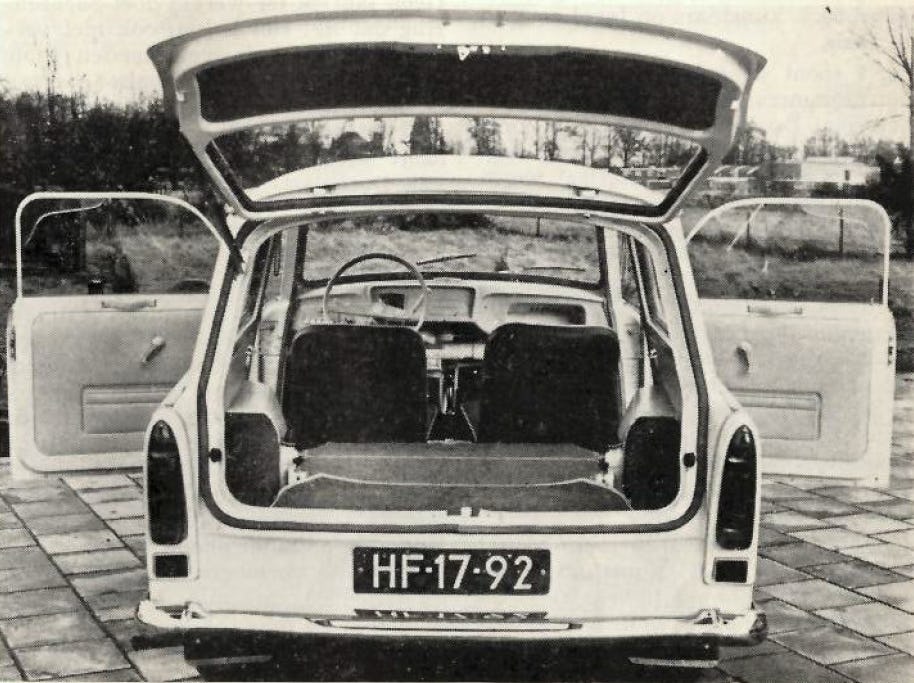 AMT prees de ruimte in de nieuwe 601 Combi: "Met neergeslagen leuningen der achterzitplaatsen, zeer geschikt voor het medevoeren van bagage en lichte goederen."