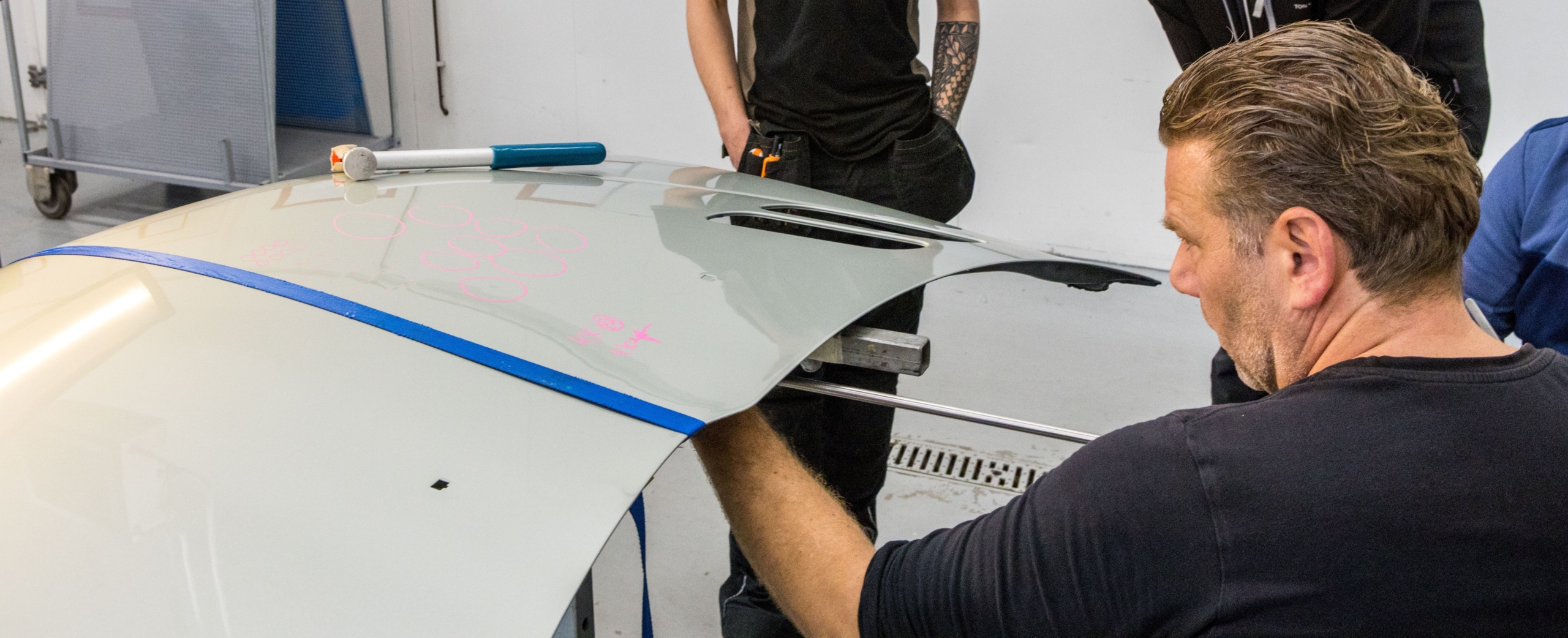 In de cursus 'Uitdeuken zonder spuiten' leer je voornamelijk over het belang van licht, hoe je zelf scherp kunt kijken, en welke gereedschappen je kunnen helpen.