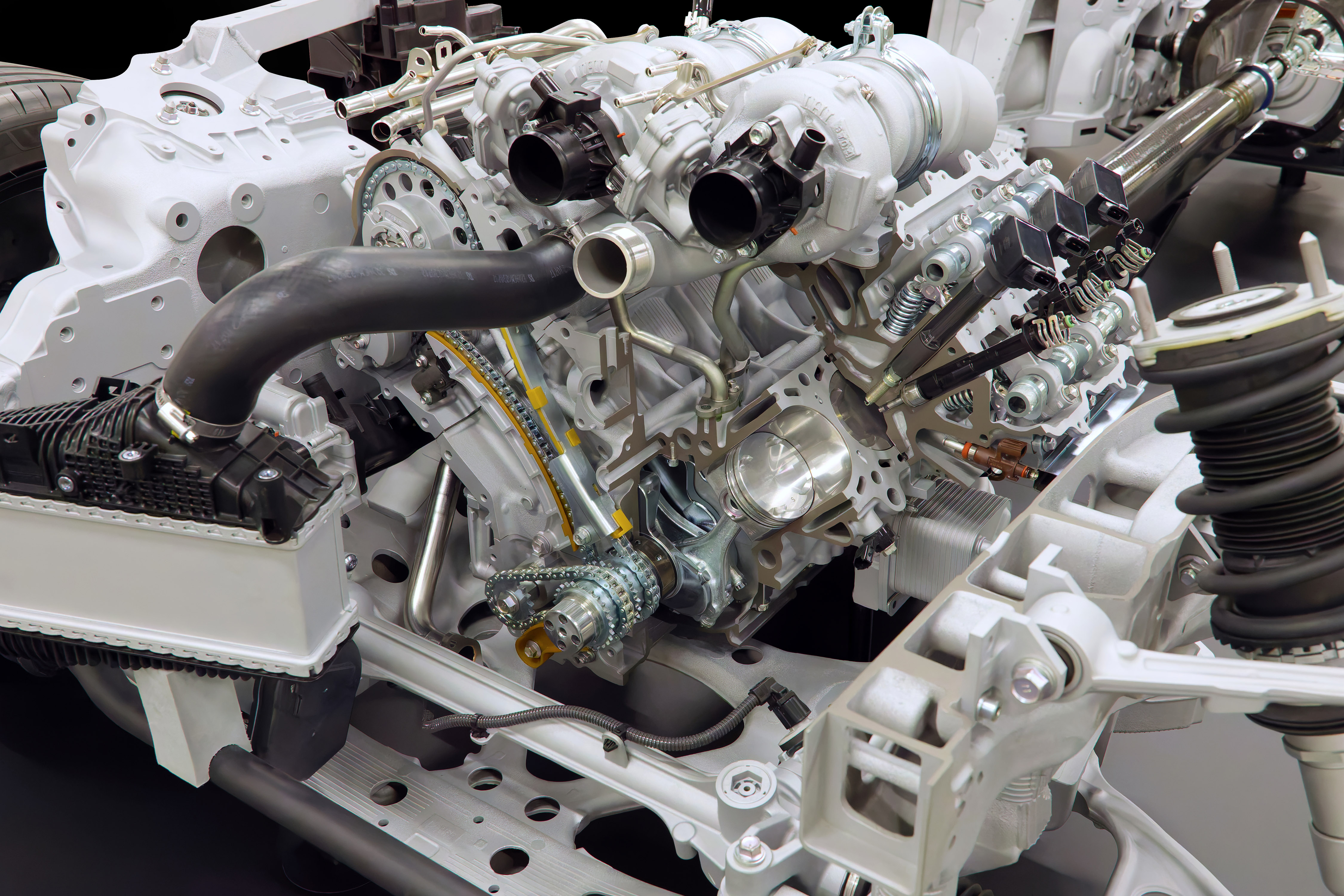 Maar net past de 90 graden V8 tussen de dunwandige aluminium gietdelen van het chassis. Gazoo Racing wordt een productieafdeling in de geest van Mercedes AMG en BMW Motorsport.